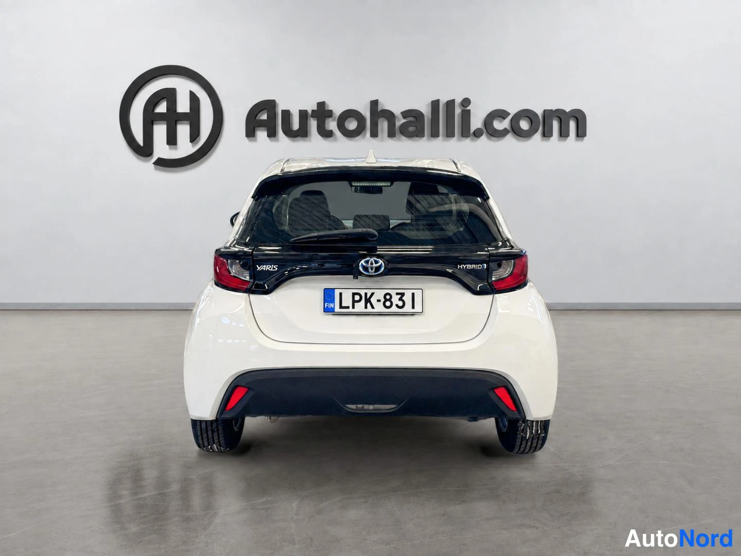 Valkoinen Toyota Yaris 2021, takaa, kuva 9