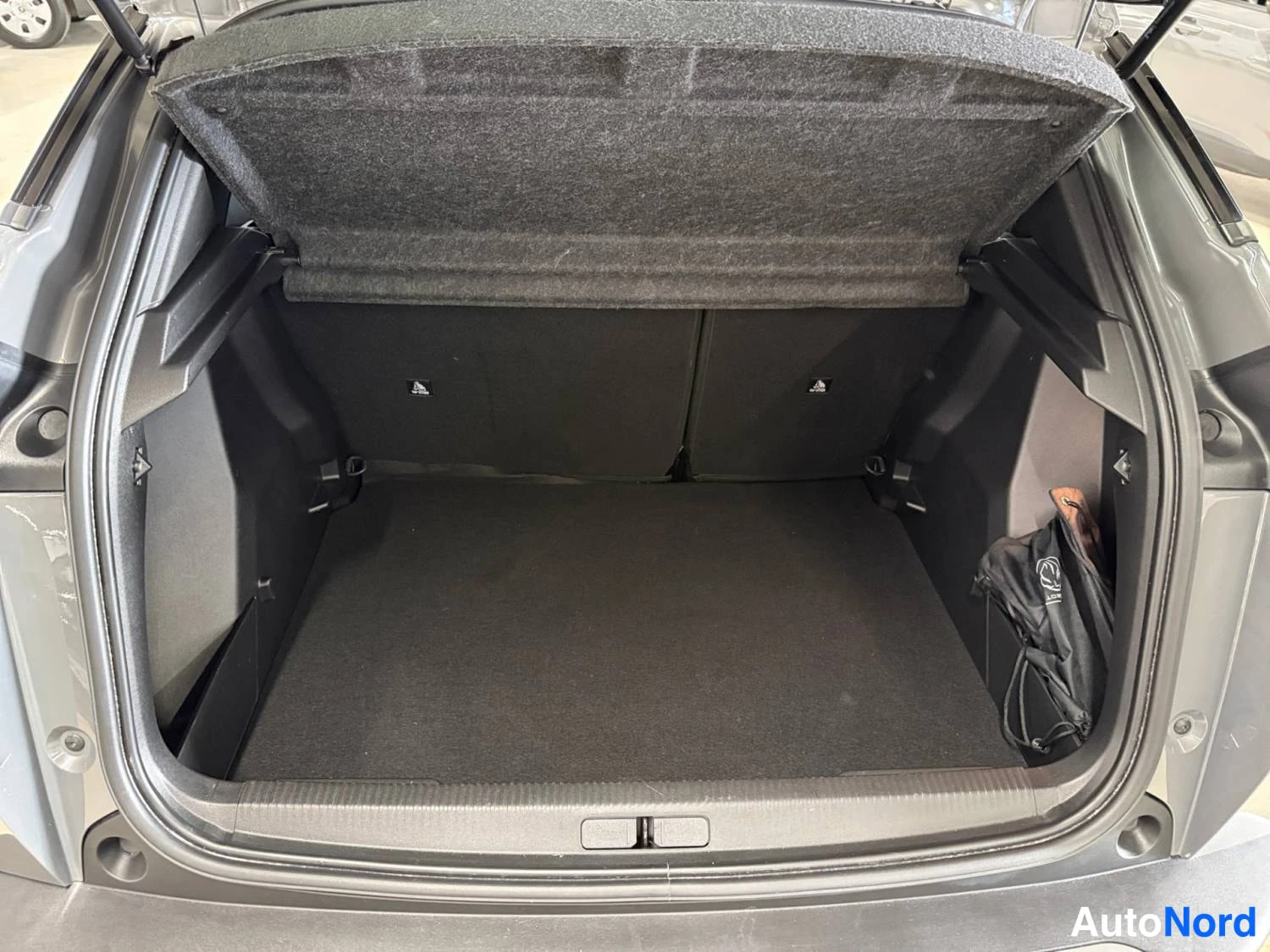 Harmaa Peugeot 2008 2024, tavaratila, kuva 15