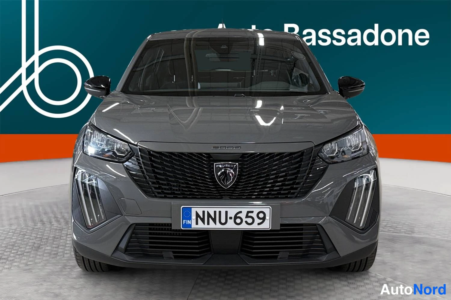 Harmaa Peugeot 2008 2024, edestä, kuva 4