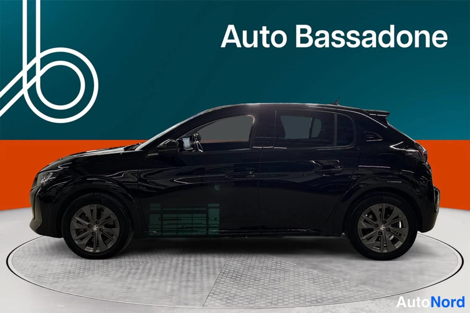 Musta Peugeot E-208 2021, sivulta, kuva 5