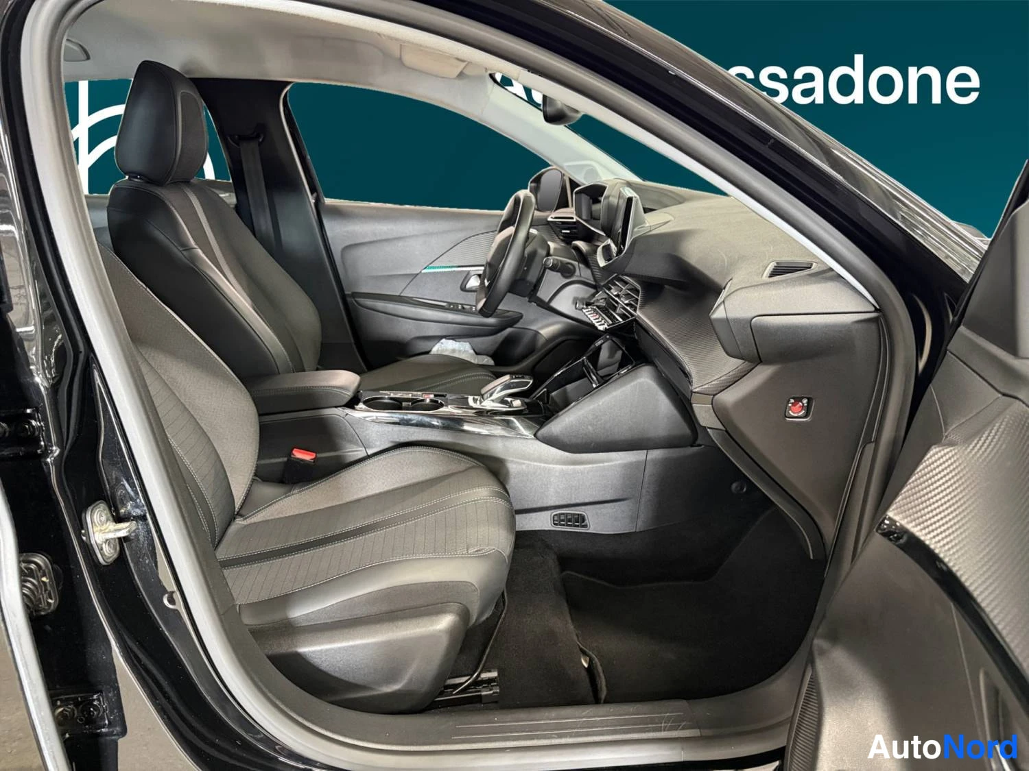 Musta Peugeot E-208 2021, ohjaamo, kuva 11