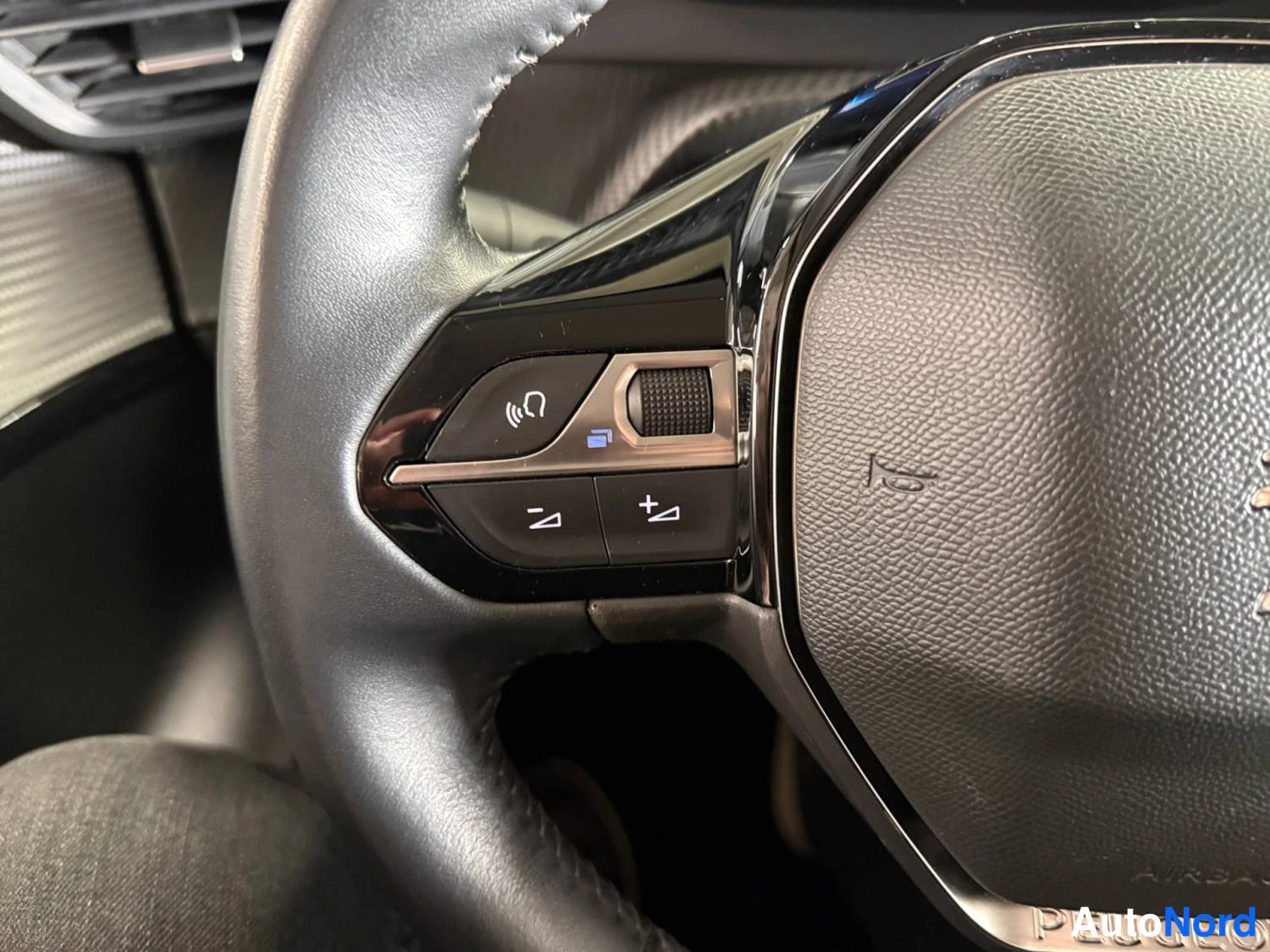 Musta Peugeot E-208 2021, yksityiskohta, kuva 22