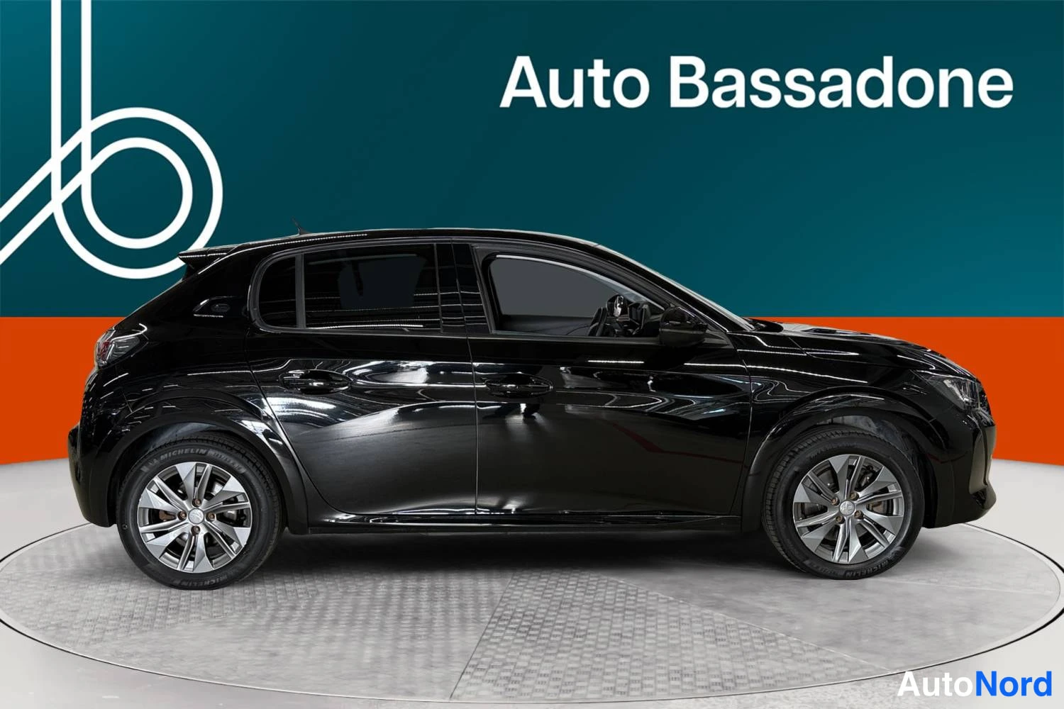 Musta Peugeot E-208 2021, sivulta, kuva 4