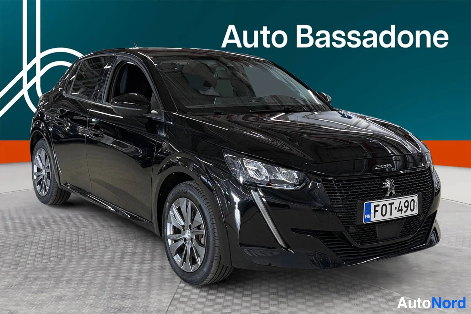 Musta Peugeot E-208 2021, etuviisto, keula oikealle, kuva 2