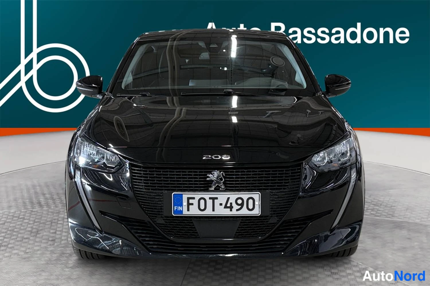 Musta Peugeot E-208 2021, edestä, kuva 3