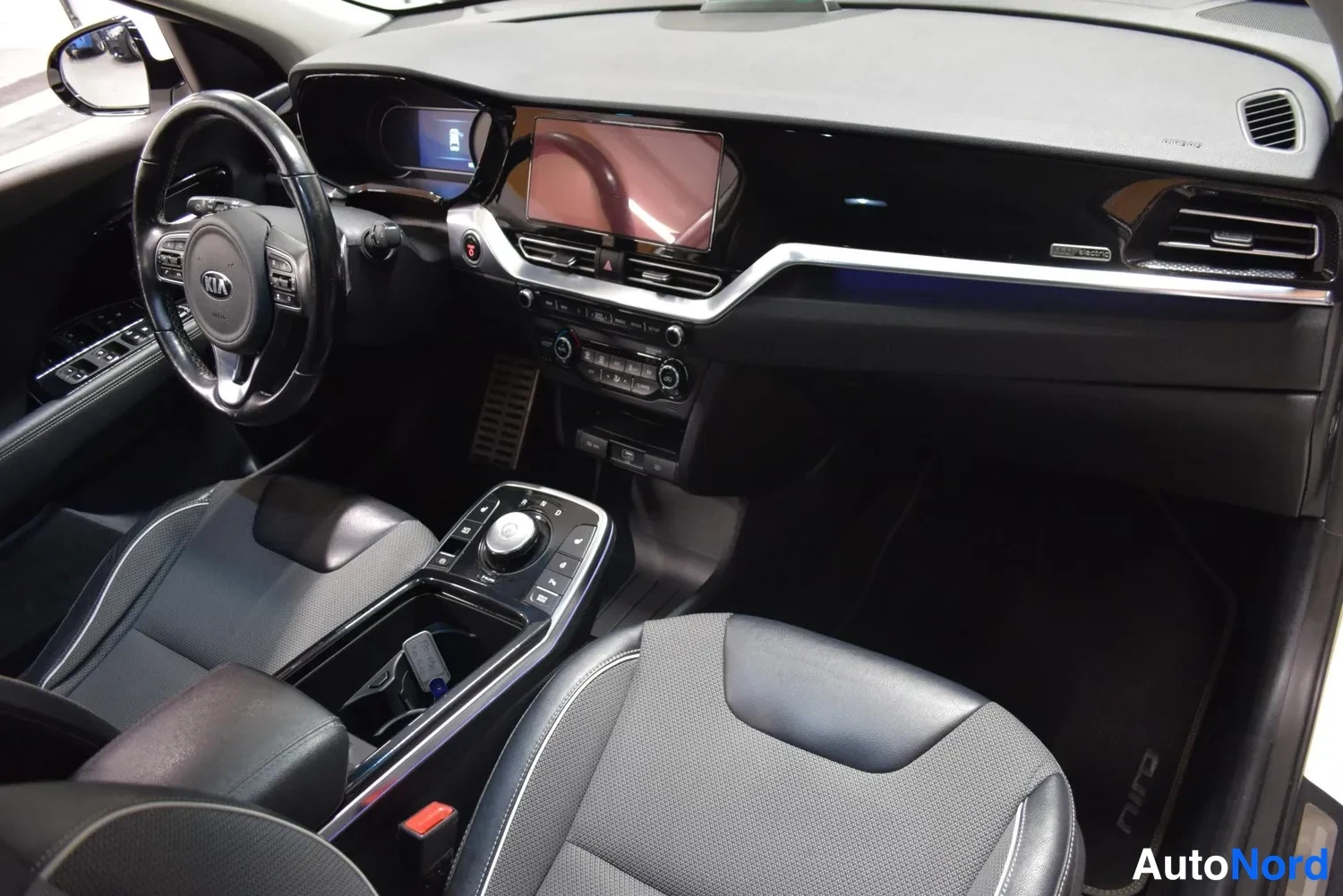 Valkoinen Kia Niro 2020, ohjaamo, kuva 11