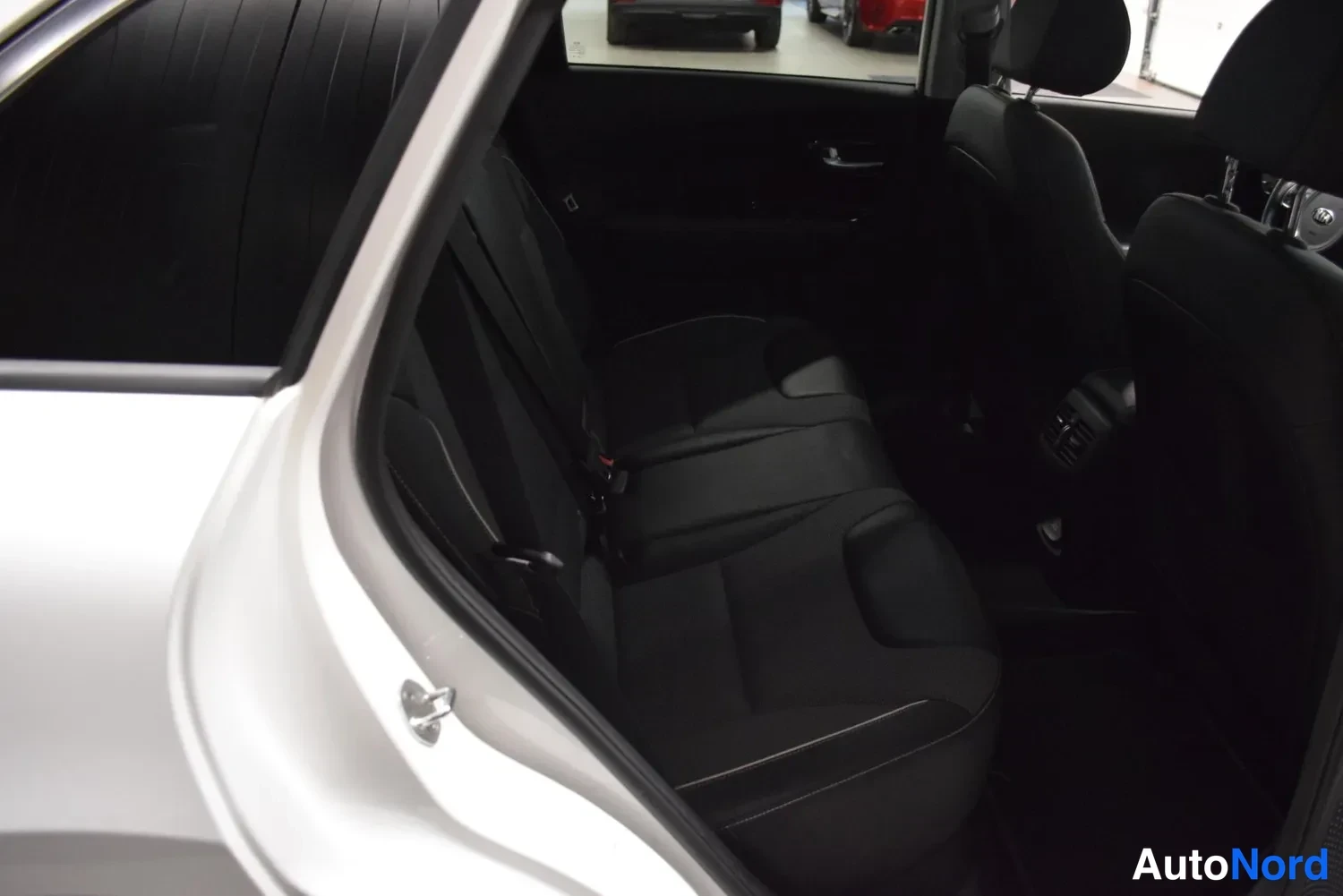 Valkoinen Kia Niro 2020, takaistuimet, kuva 17