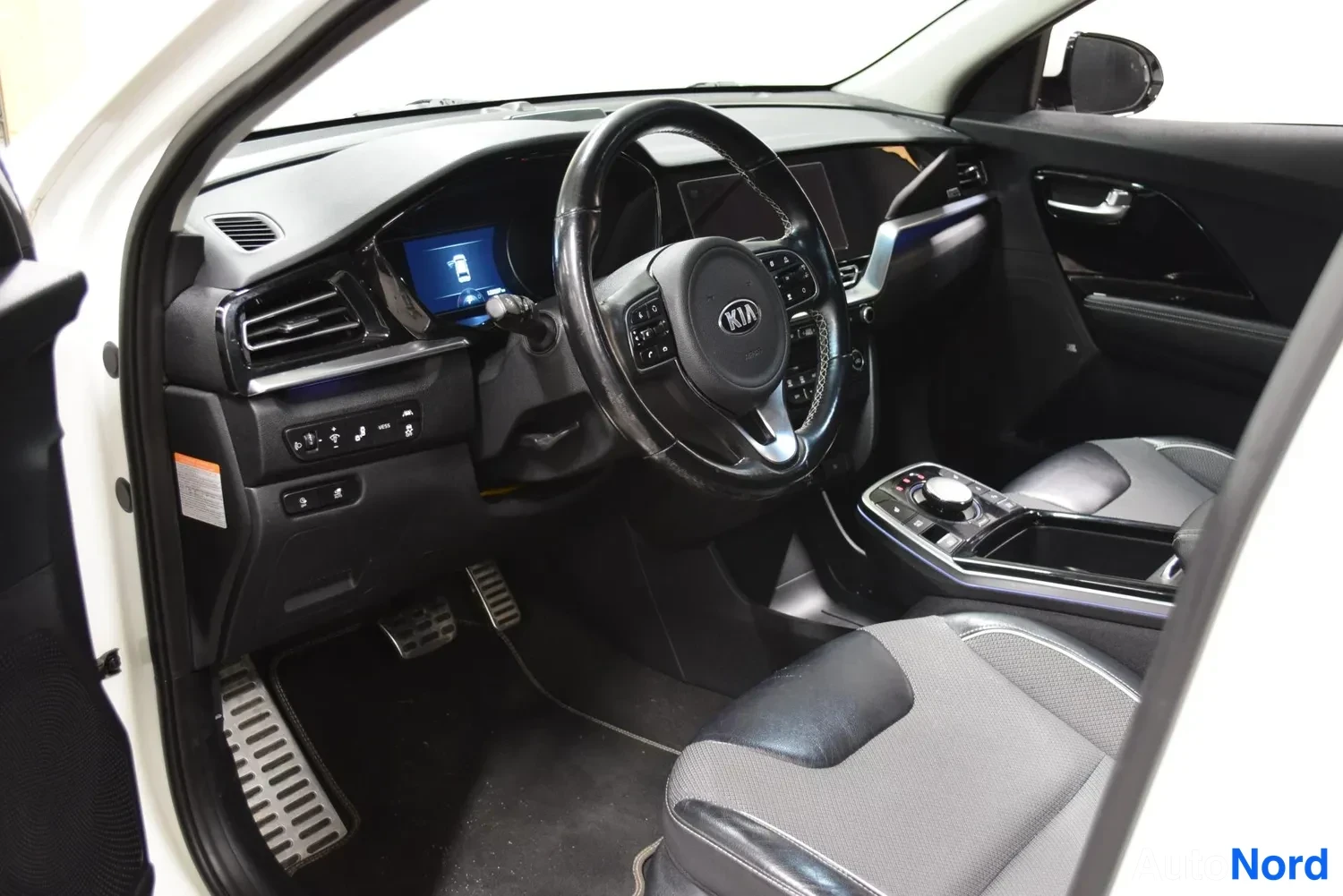 Valkoinen Kia Niro 2020, ohjaamo, kuva 9