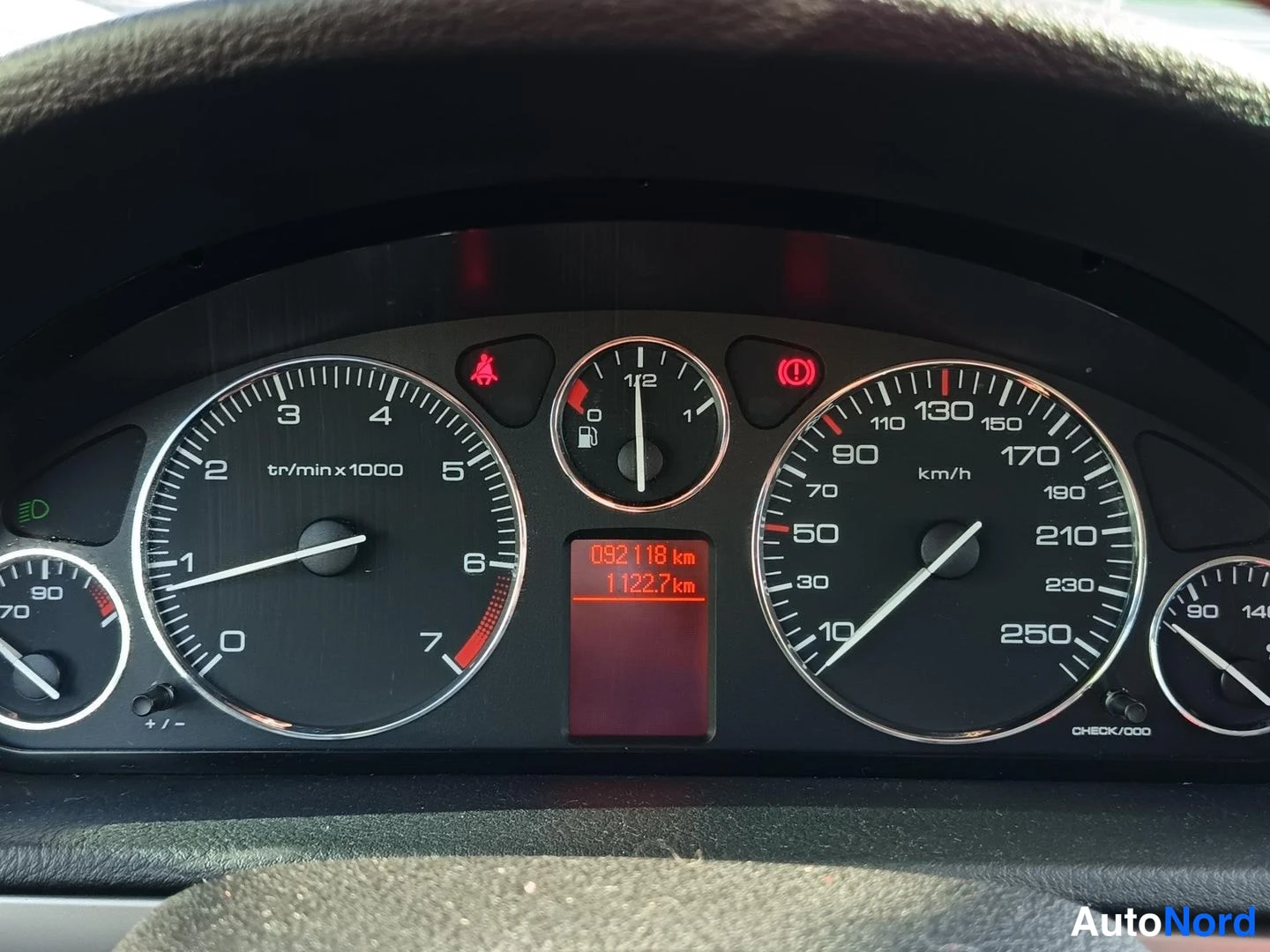 Punainen Peugeot 407 2004, yksityiskohta, kuva 7