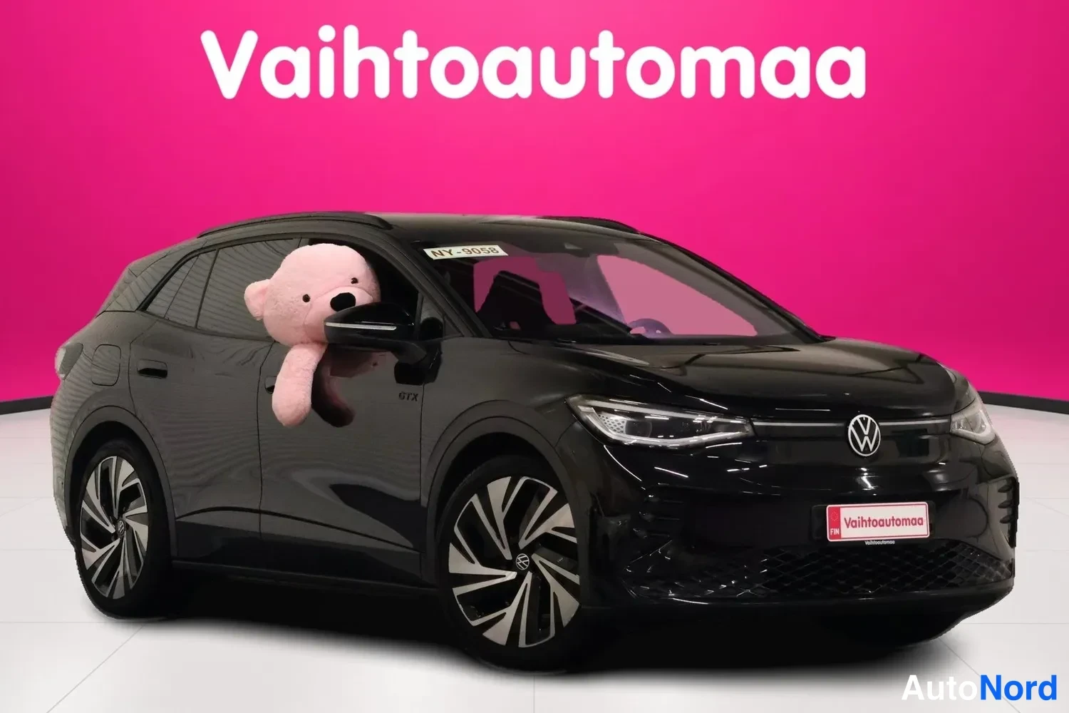 Musta Volkswagen ID.4 GTX 2023, etuviisto, keula oikealle, kuva 2