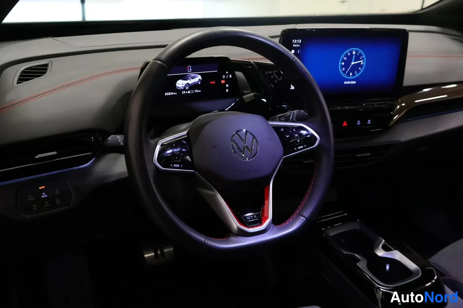 Musta Volkswagen ID.4 GTX 2023, ohjaamo, kuva 11