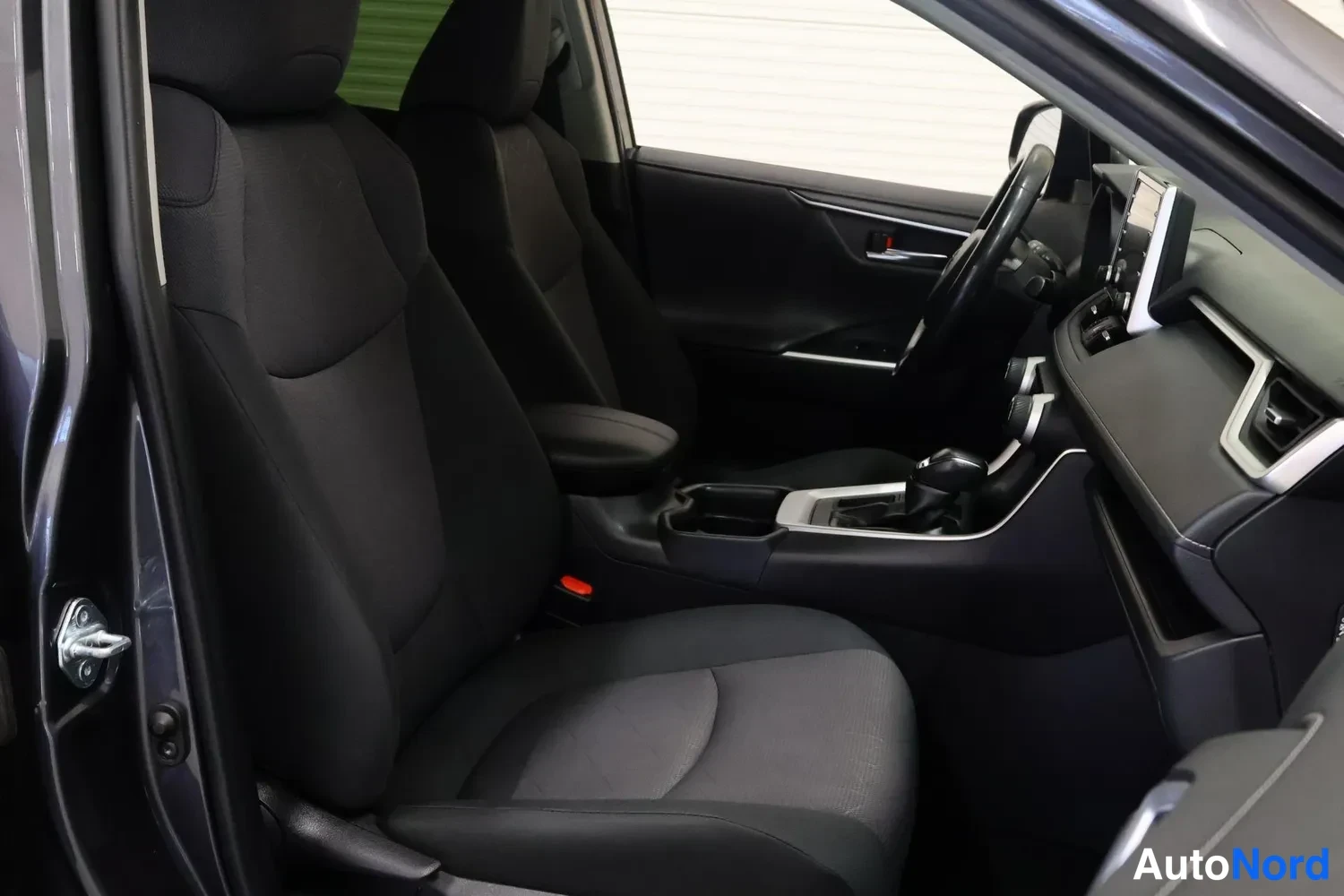 Harmaa Toyota RAV4 2019, etuistuimet, kuva 11