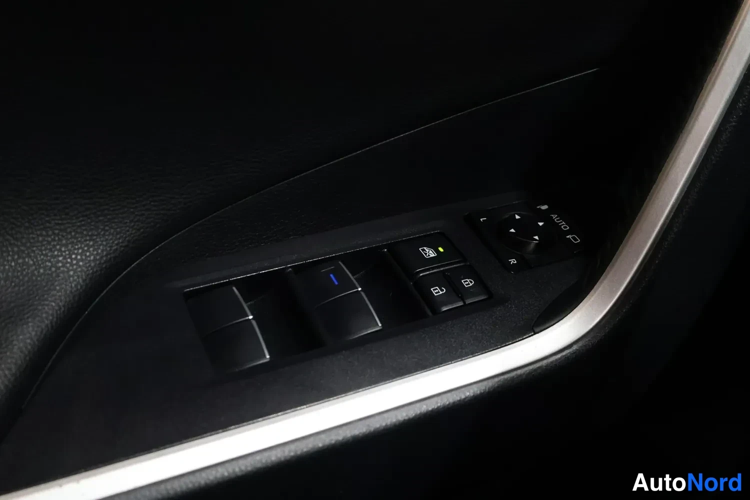 Harmaa Toyota RAV4 2019, yksityiskohta, kuva 18