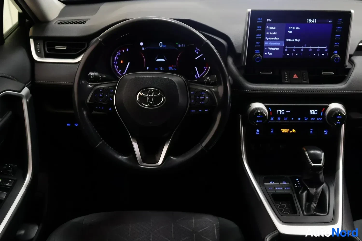Harmaa Toyota RAV4 2019, ohjaamo, kuva 9