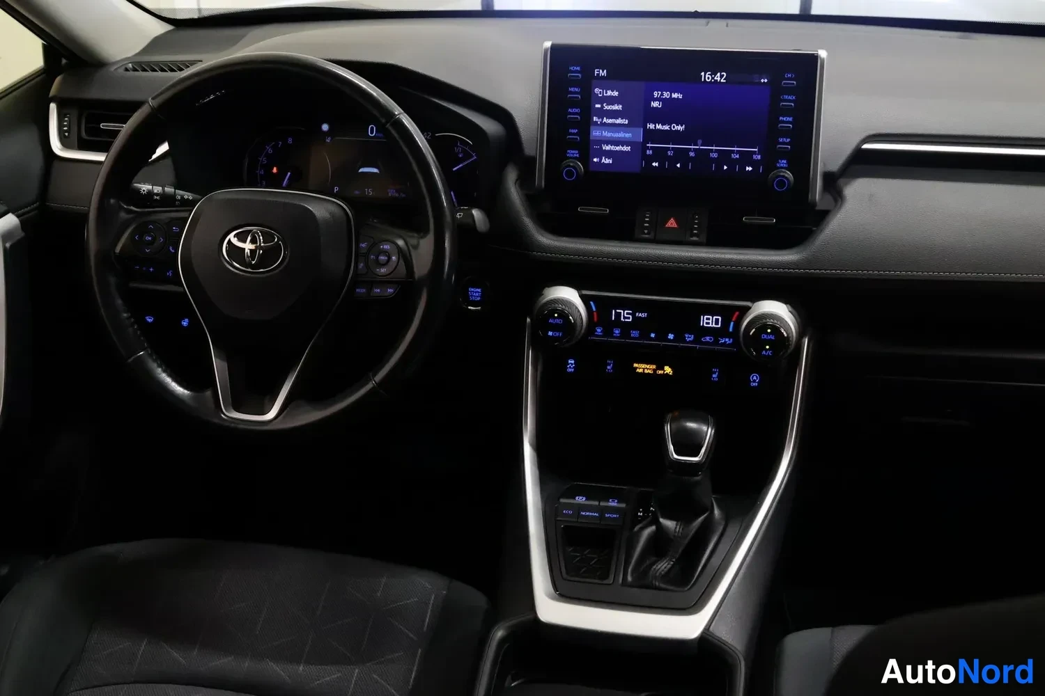 Harmaa Toyota RAV4 2019, ohjaamo, kuva 10
