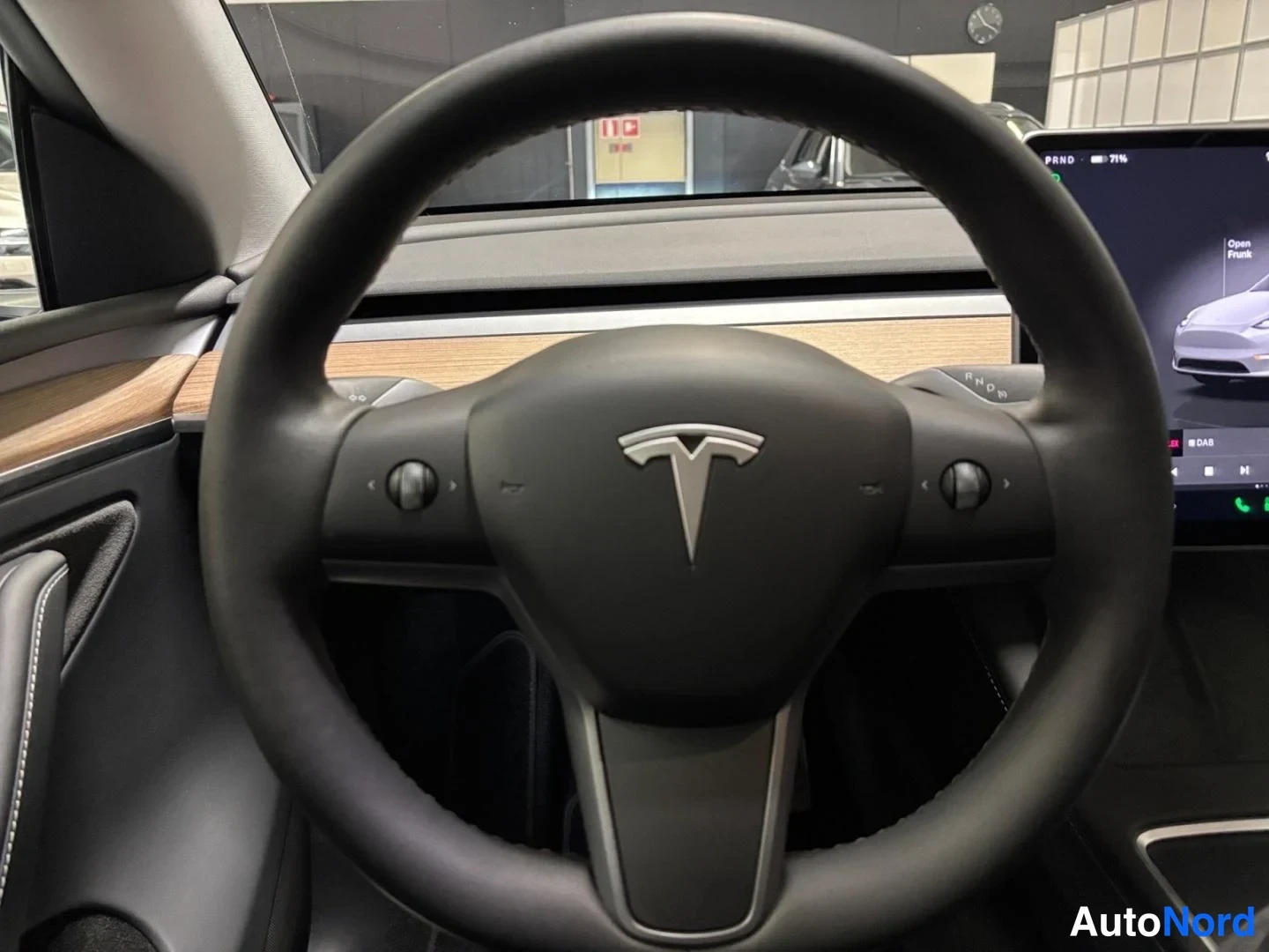 Valkoinen Tesla Model Y 2023, ohjaamo, kuva 8