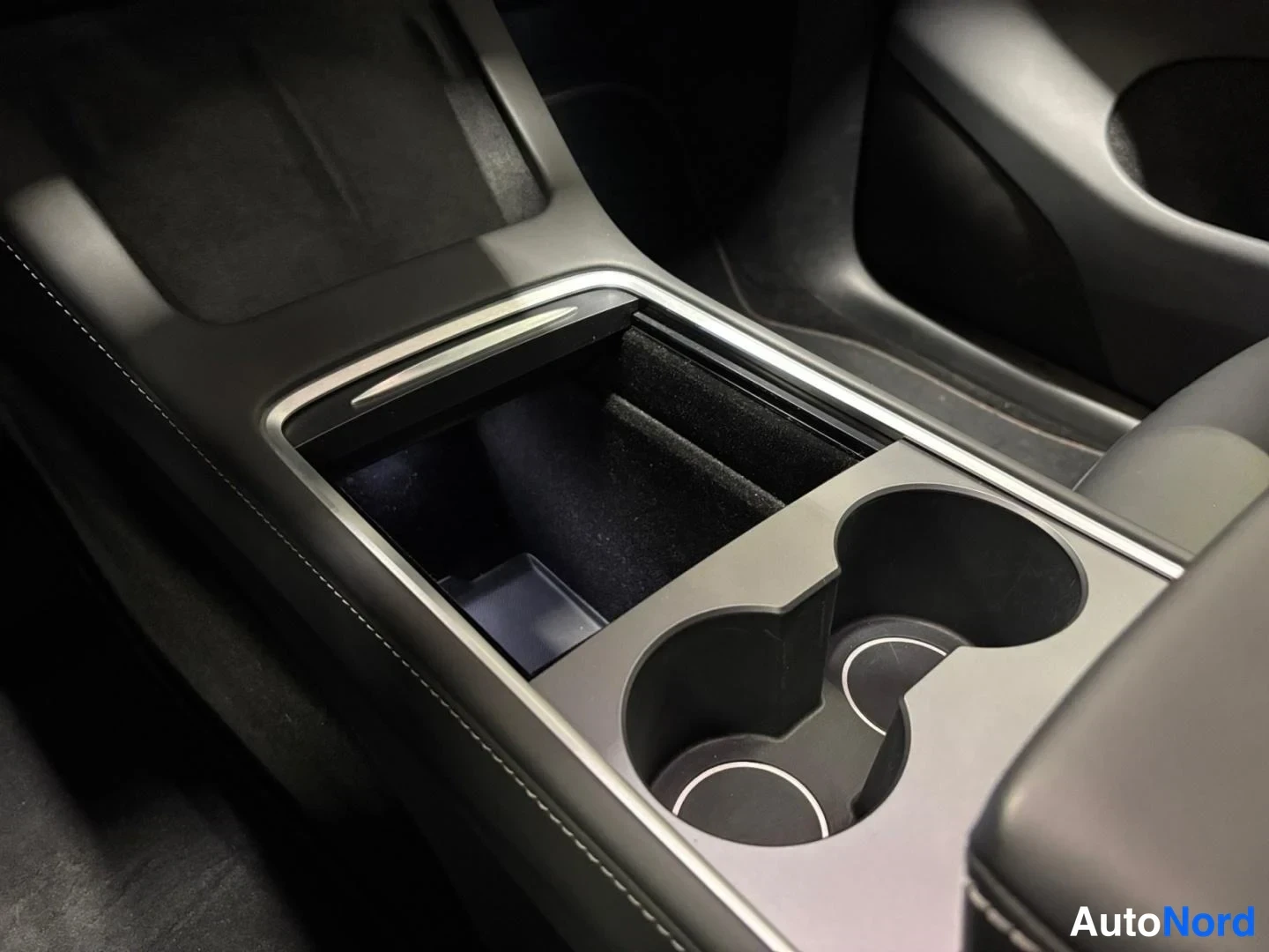 Valkoinen Tesla Model Y 2023, yksityiskohta, kuva 12