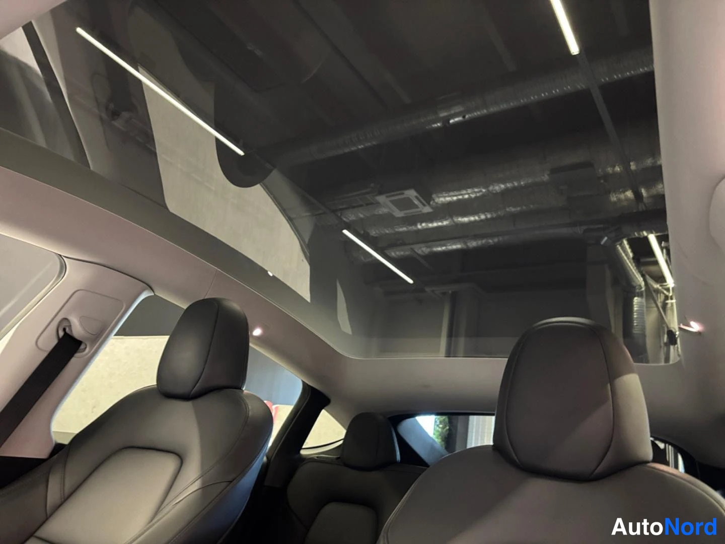 Valkoinen Tesla Model Y 2023, kuva 18