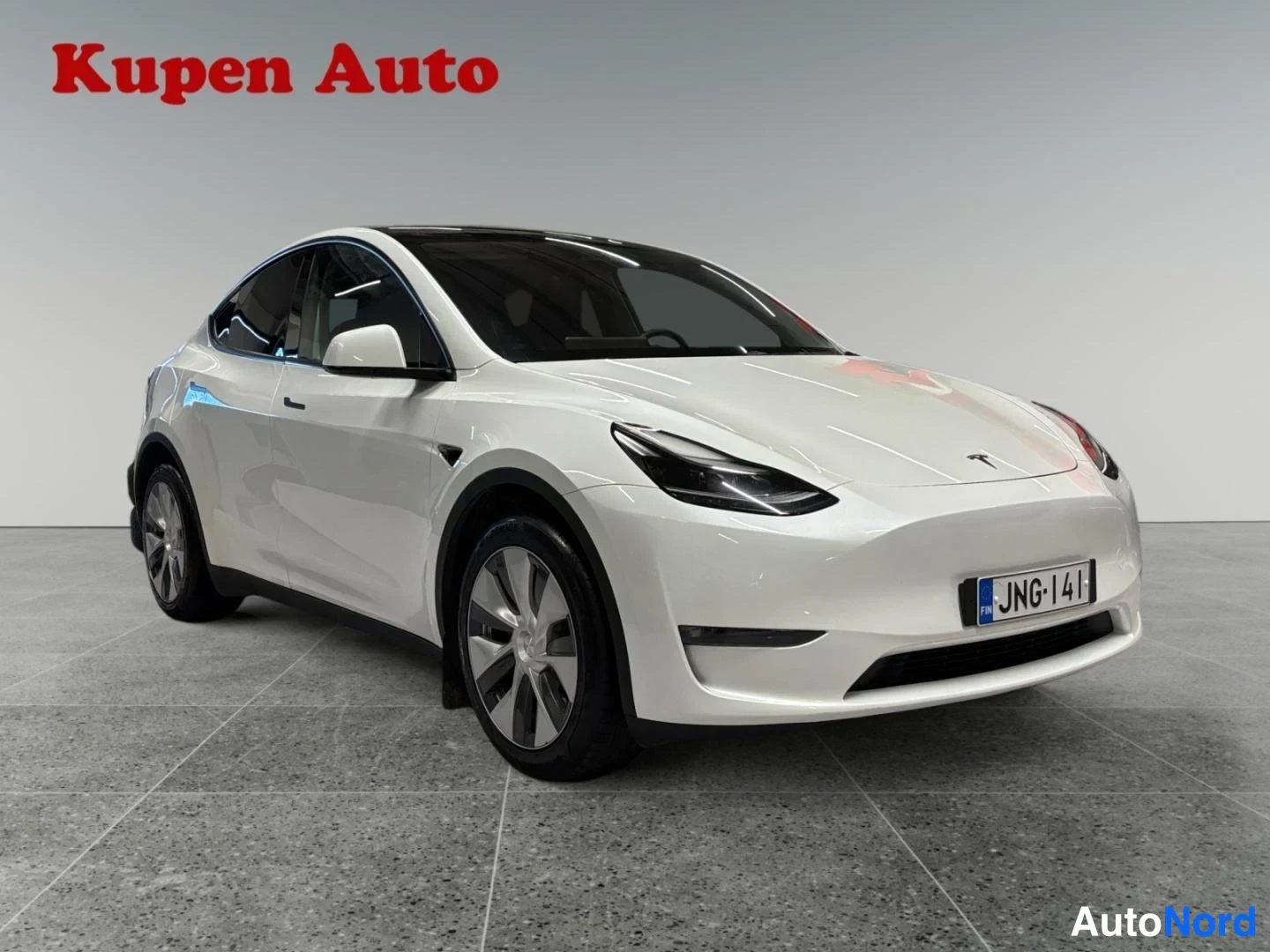 Valkoinen Tesla Model Y 2023, etuviisto, keula oikealle, kuva 2