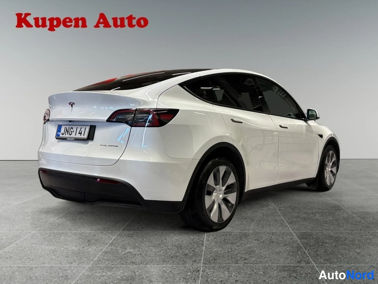 Valkoinen Tesla Model Y 2023, takaviisto, kuva 4