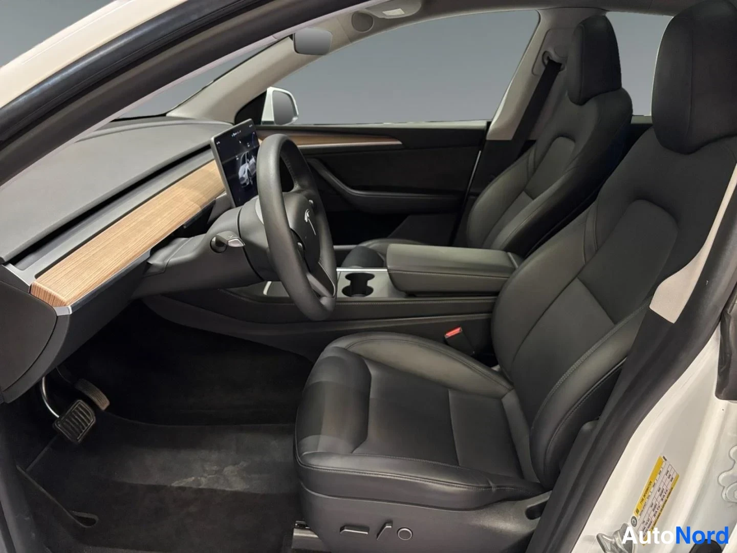 Valkoinen Tesla Model Y 2023, ohjaamo, kuva 5