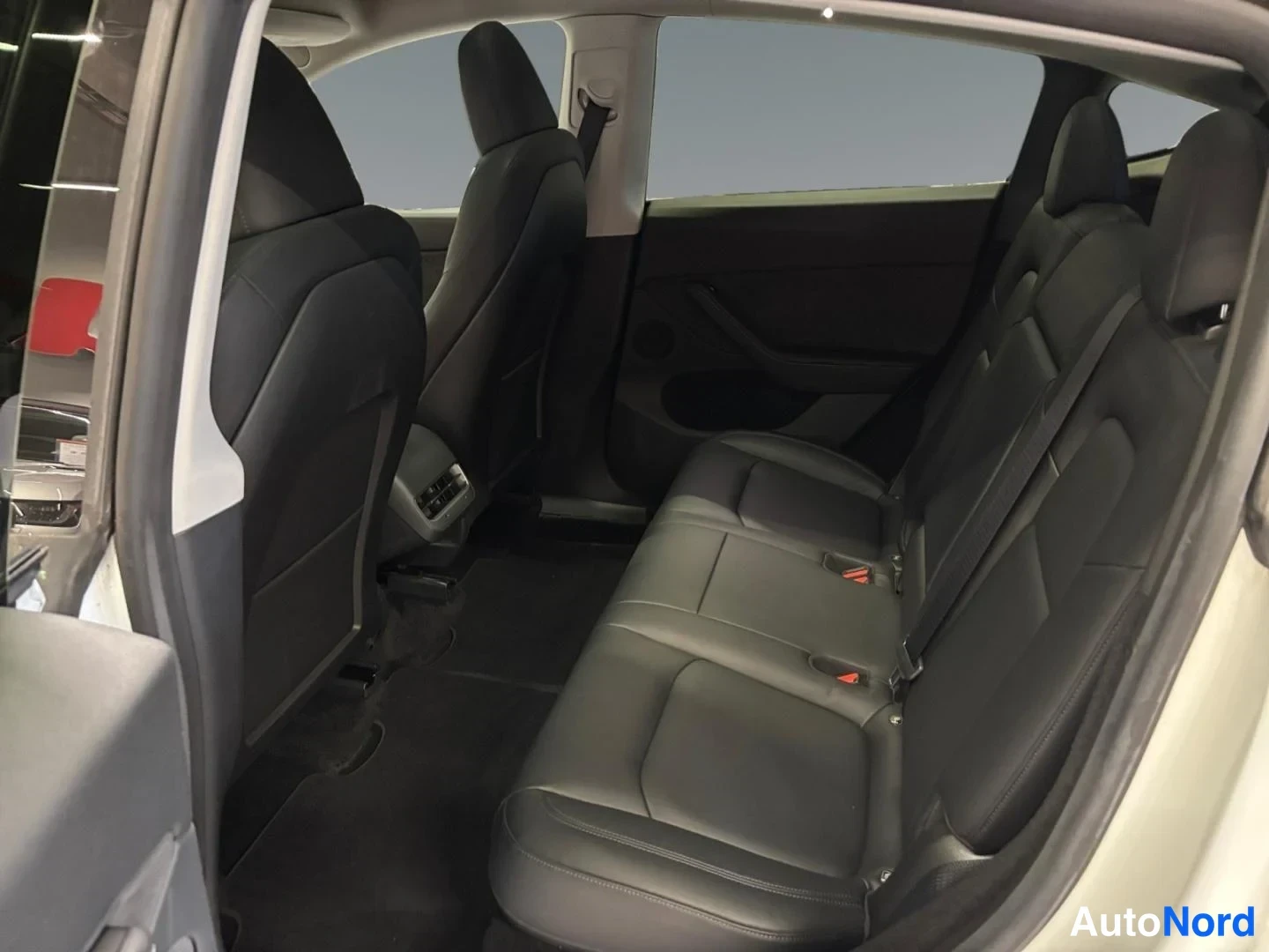 Valkoinen Tesla Model Y 2023, takaistuimet, kuva 10