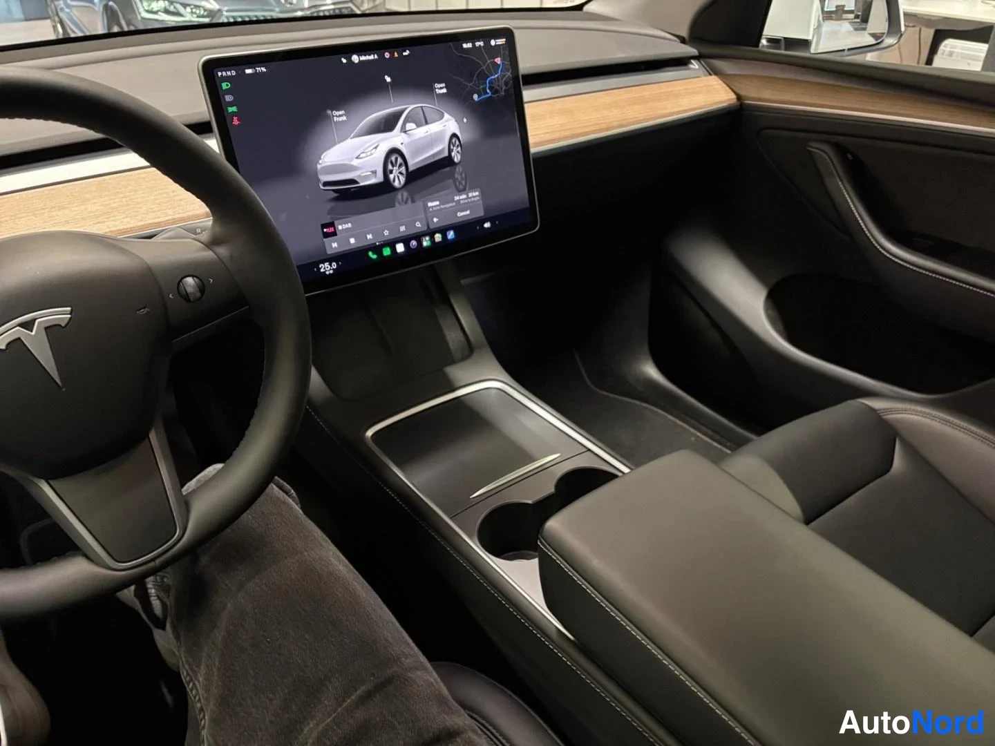 Valkoinen Tesla Model Y 2023, ohjaamo, kuva 7
