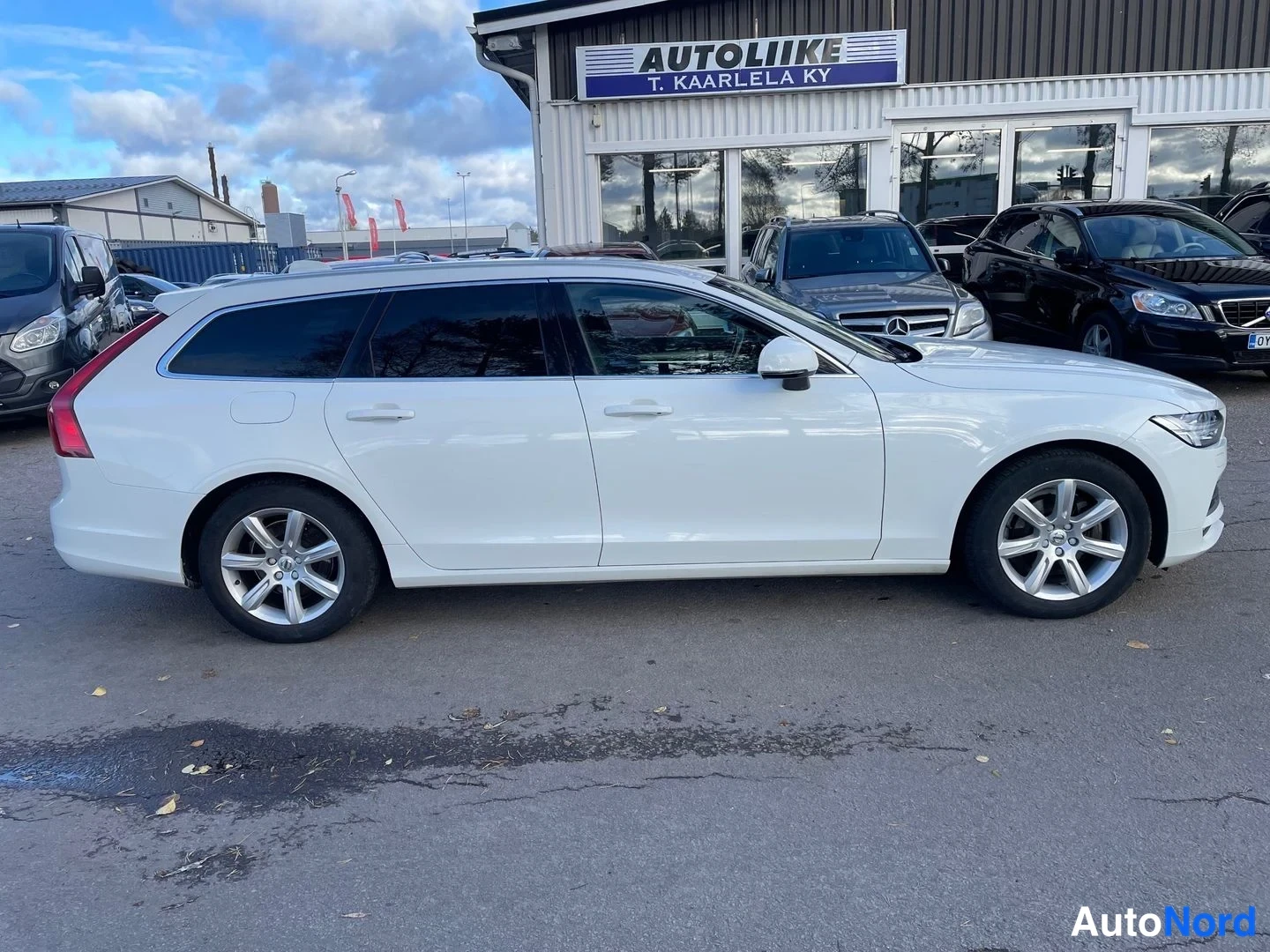 Valkoinen Volvo V90 2018, etuviisto, keula oikealle, kuva 3
