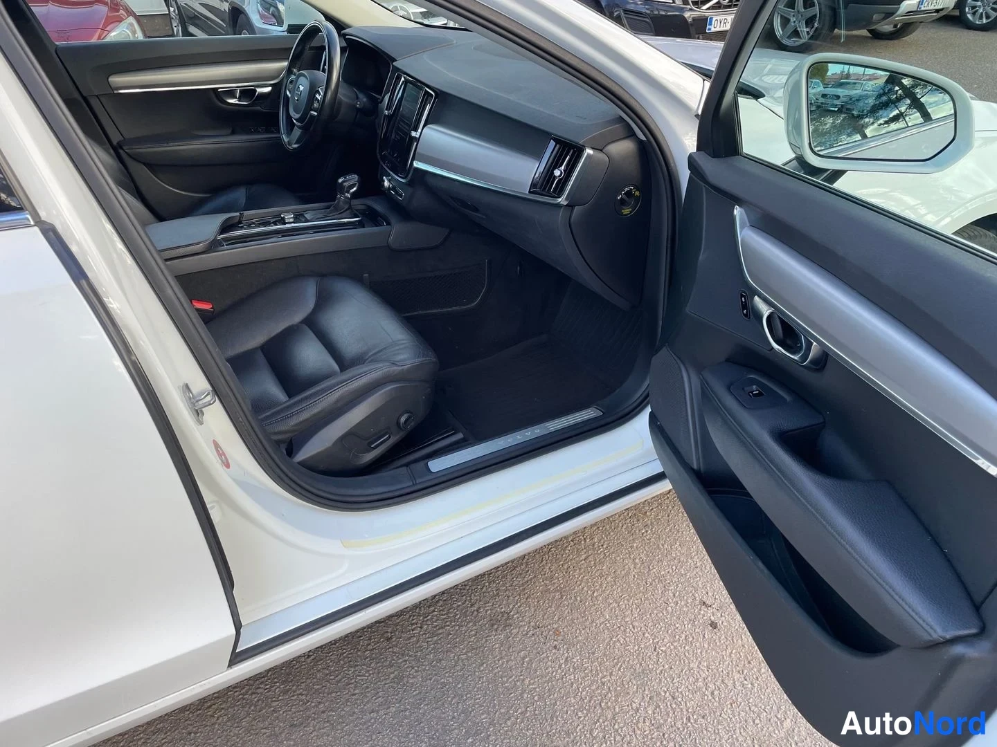 Valkoinen Volvo V90 2018, etuistuimet, kuva 12