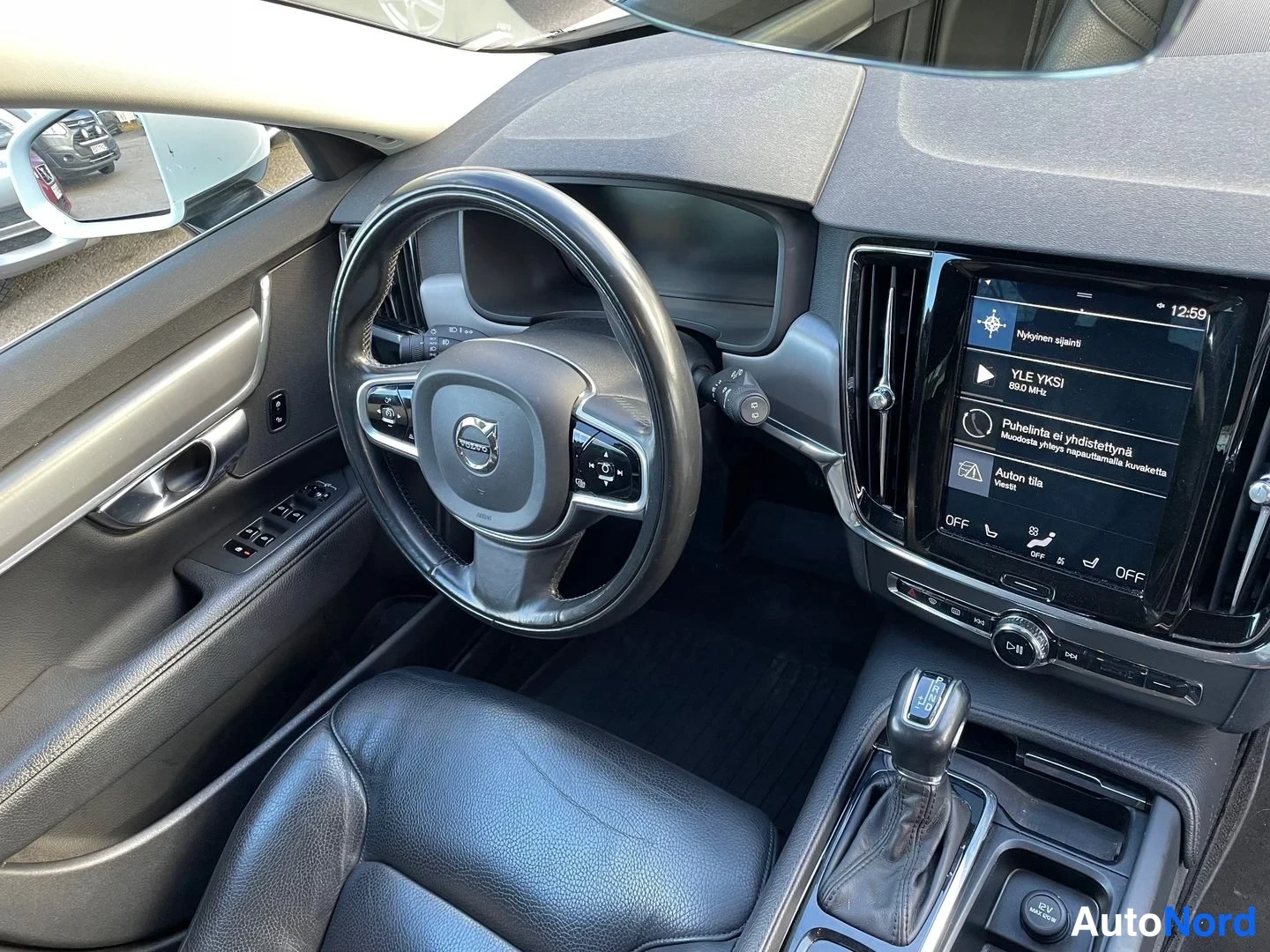 Valkoinen Volvo V90 2018, ohjaamo, kuva 9