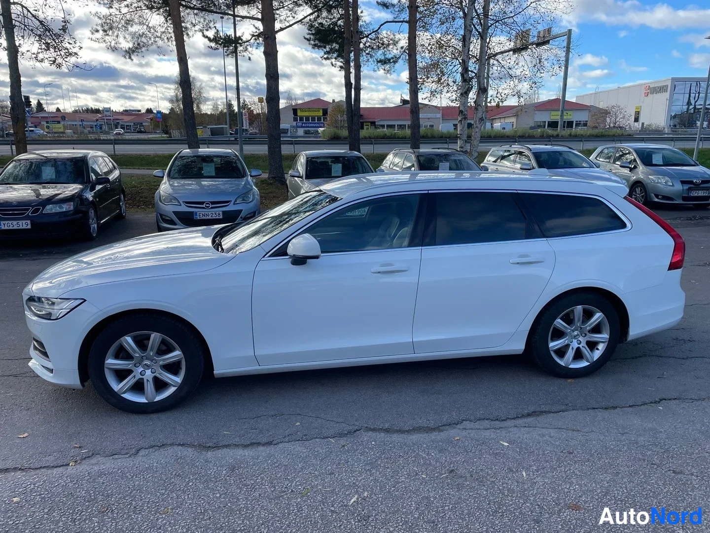 Valkoinen Volvo V90 2018, sivulta, kuva 4