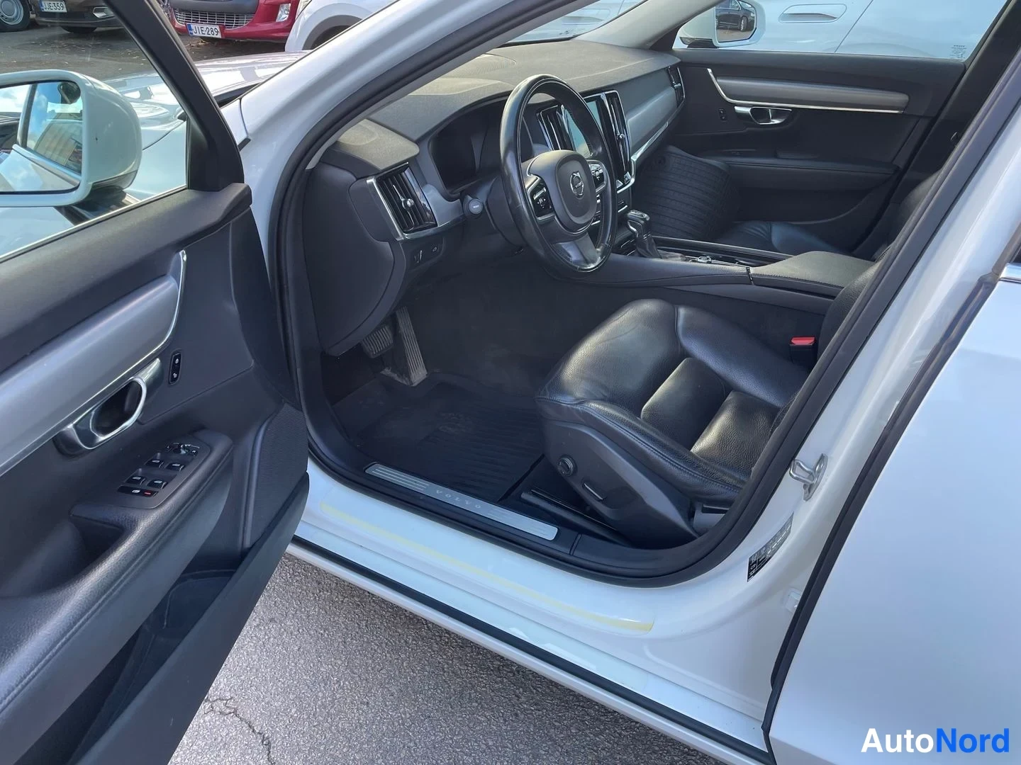 Valkoinen Volvo V90 2018, ohjaamo, kuva 7