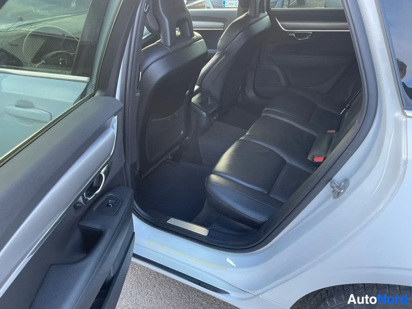 Valkoinen Volvo V90 2018, takaistuimet, kuva 13