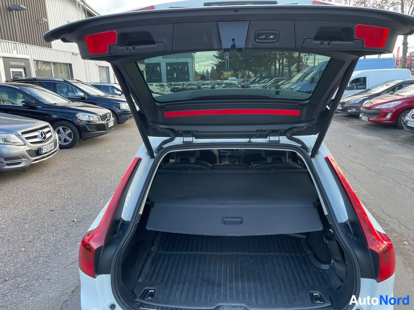 Valkoinen Volvo V90 2018, tavaratila, kuva 15