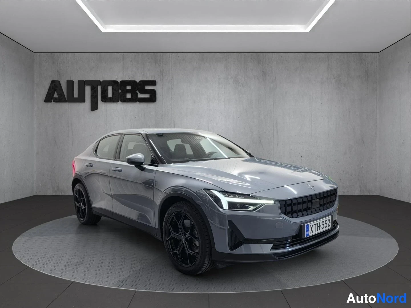Harmaa Polestar 2 2022, etuviisto, keula oikealle, kuva 2