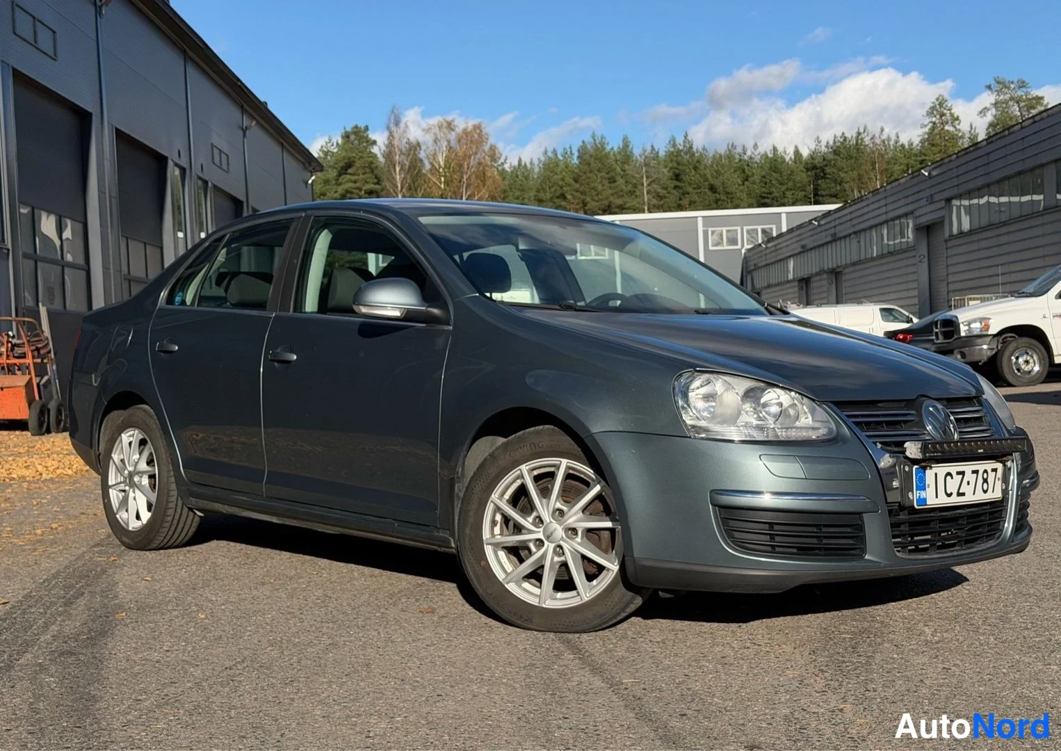 Harmaa Volkswagen Jetta 2007, etuviisto, keula oikealle, kuva 2