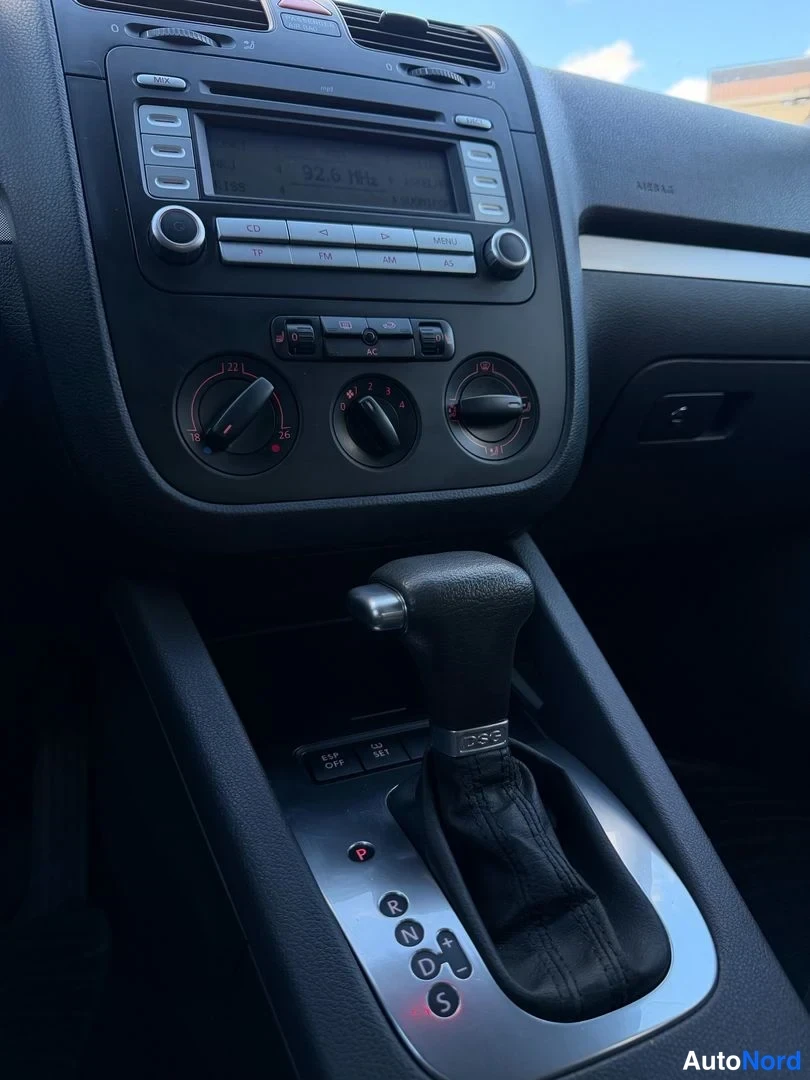 Harmaa Volkswagen Jetta 2007, yksityiskohta, kuva 10