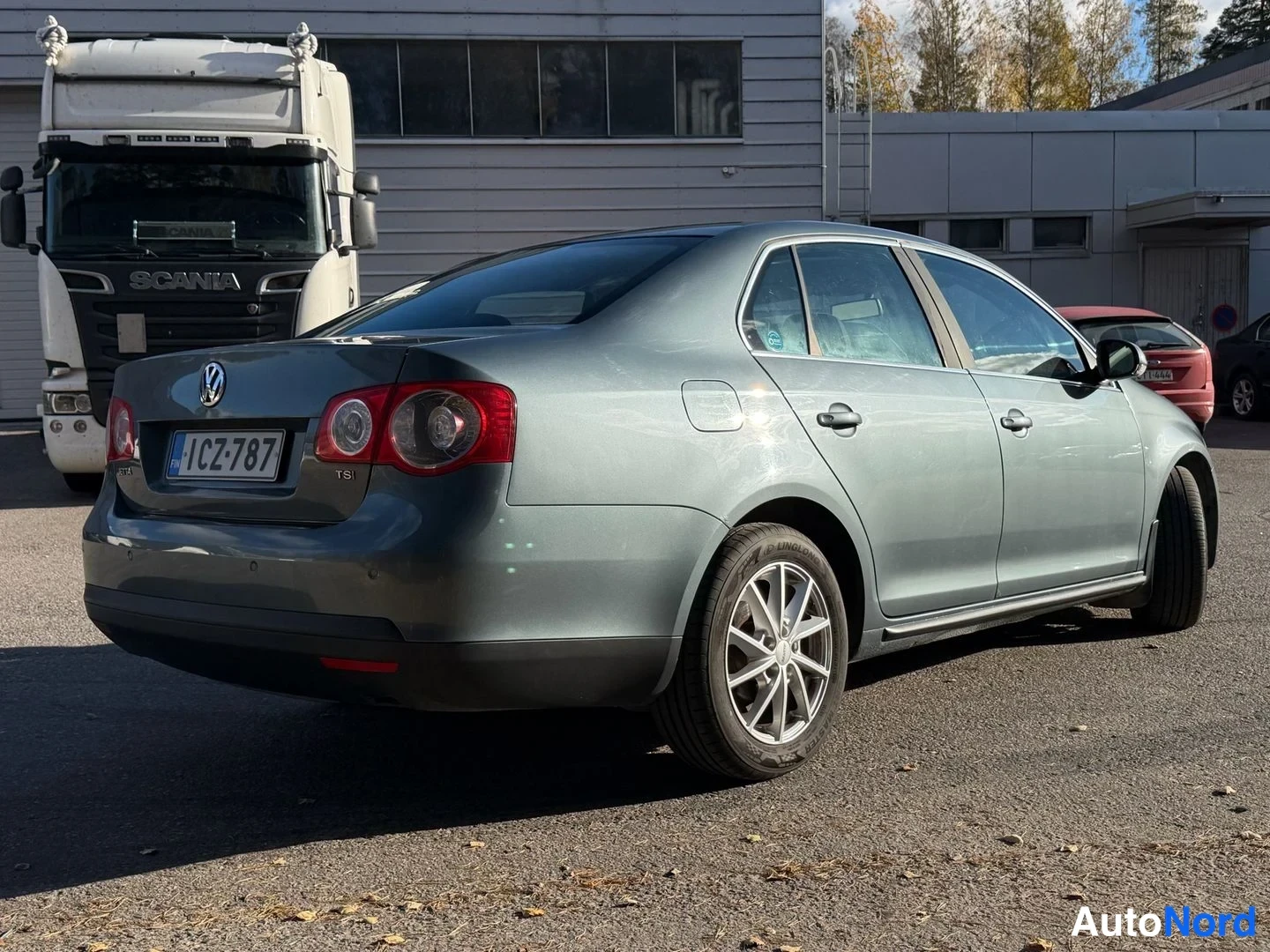 Harmaa Volkswagen Jetta 2007, takaviisto, kuva 3
