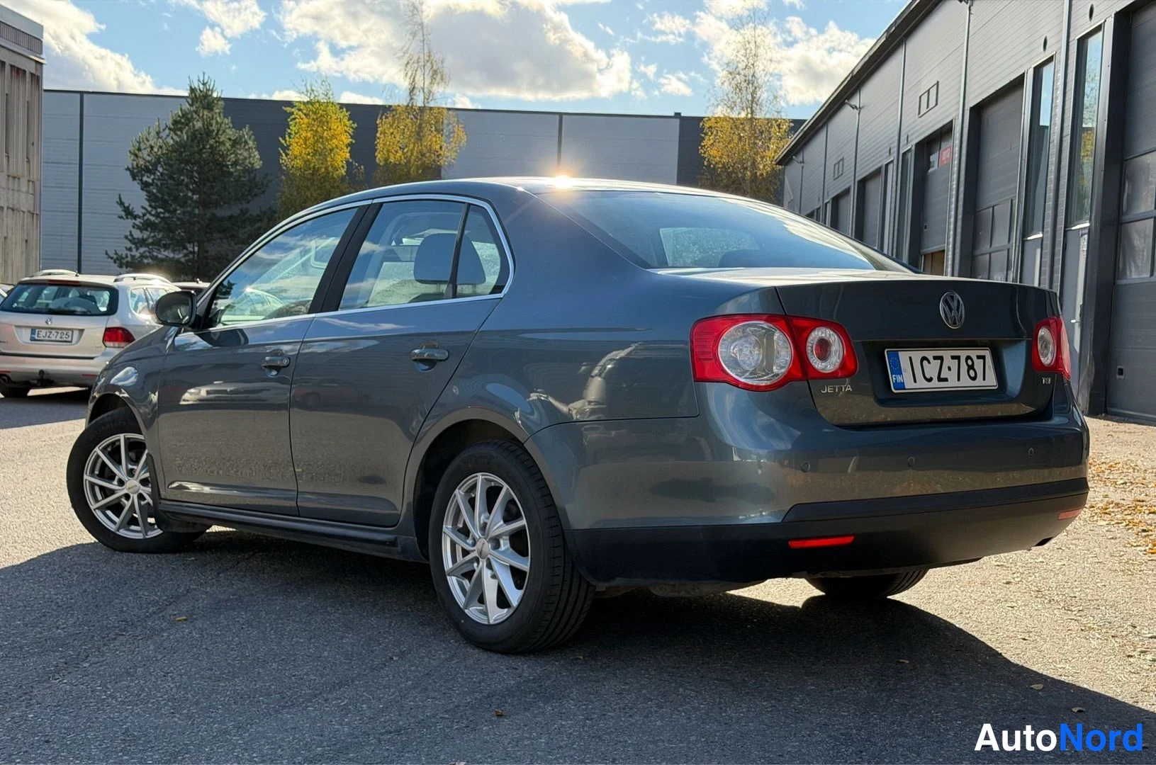 Harmaa Volkswagen Jetta 2007, takaviisto, kuva 4