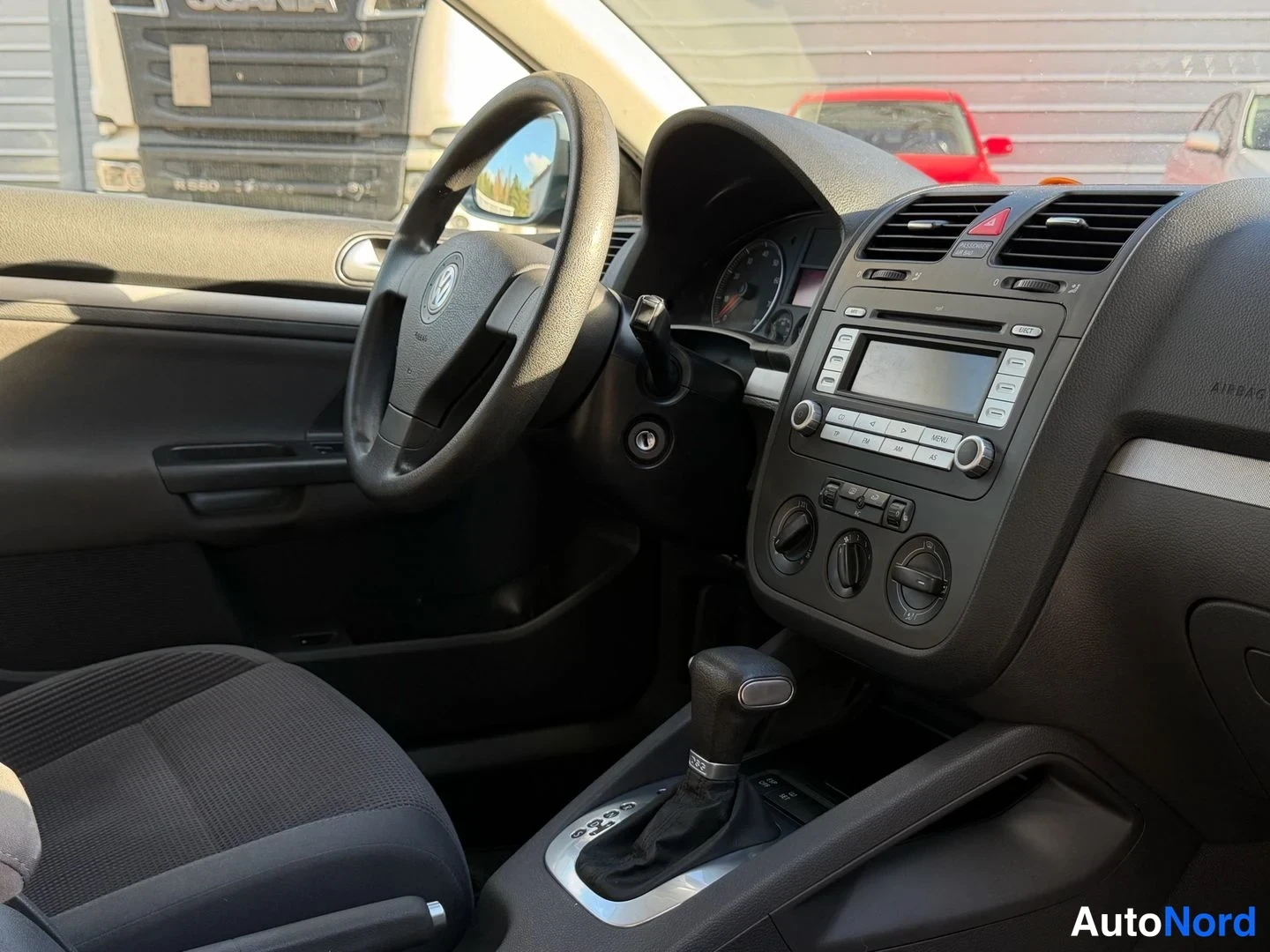 Harmaa Volkswagen Jetta 2007, ohjaamo, kuva 5