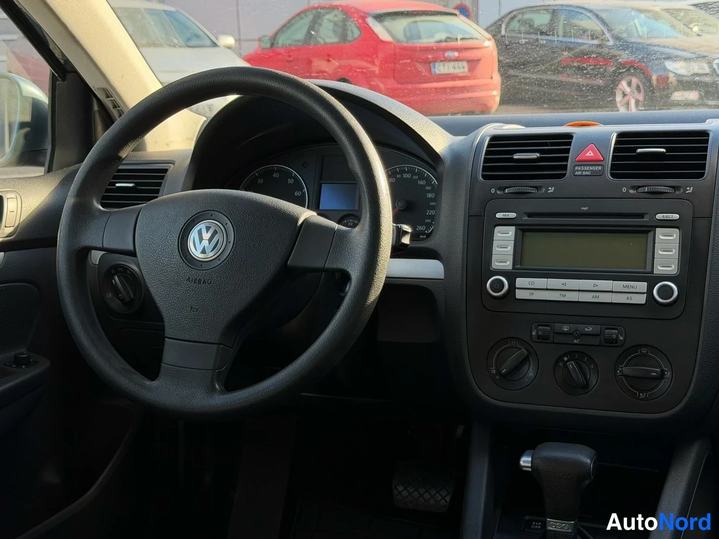 Harmaa Volkswagen Jetta 2007, ohjaamo, kuva 6