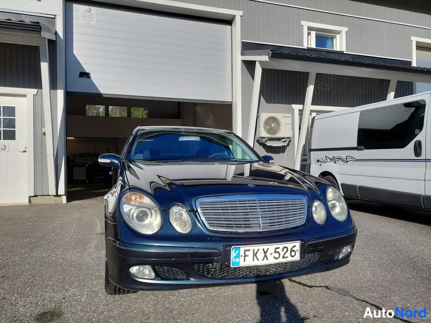 Harmaa Mercedes-Benz E 220 CDI 2002, edestä, kuva 3