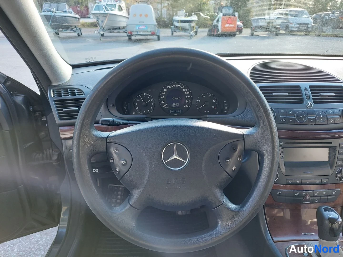 Harmaa Mercedes-Benz E 220 CDI 2002, ohjaamo, kuva 10
