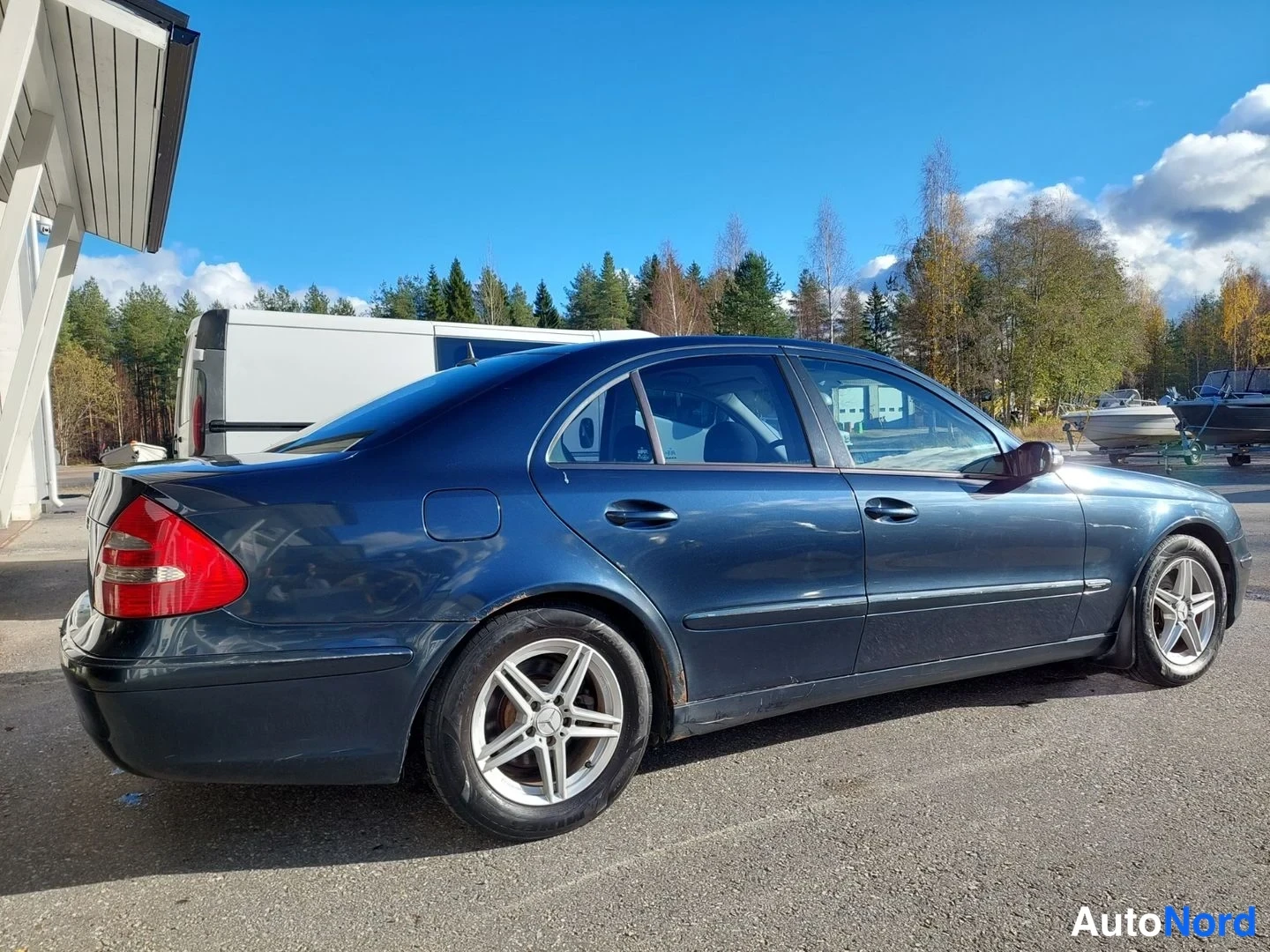 Harmaa Mercedes-Benz E 220 CDI 2002, takaviisto, kuva 5