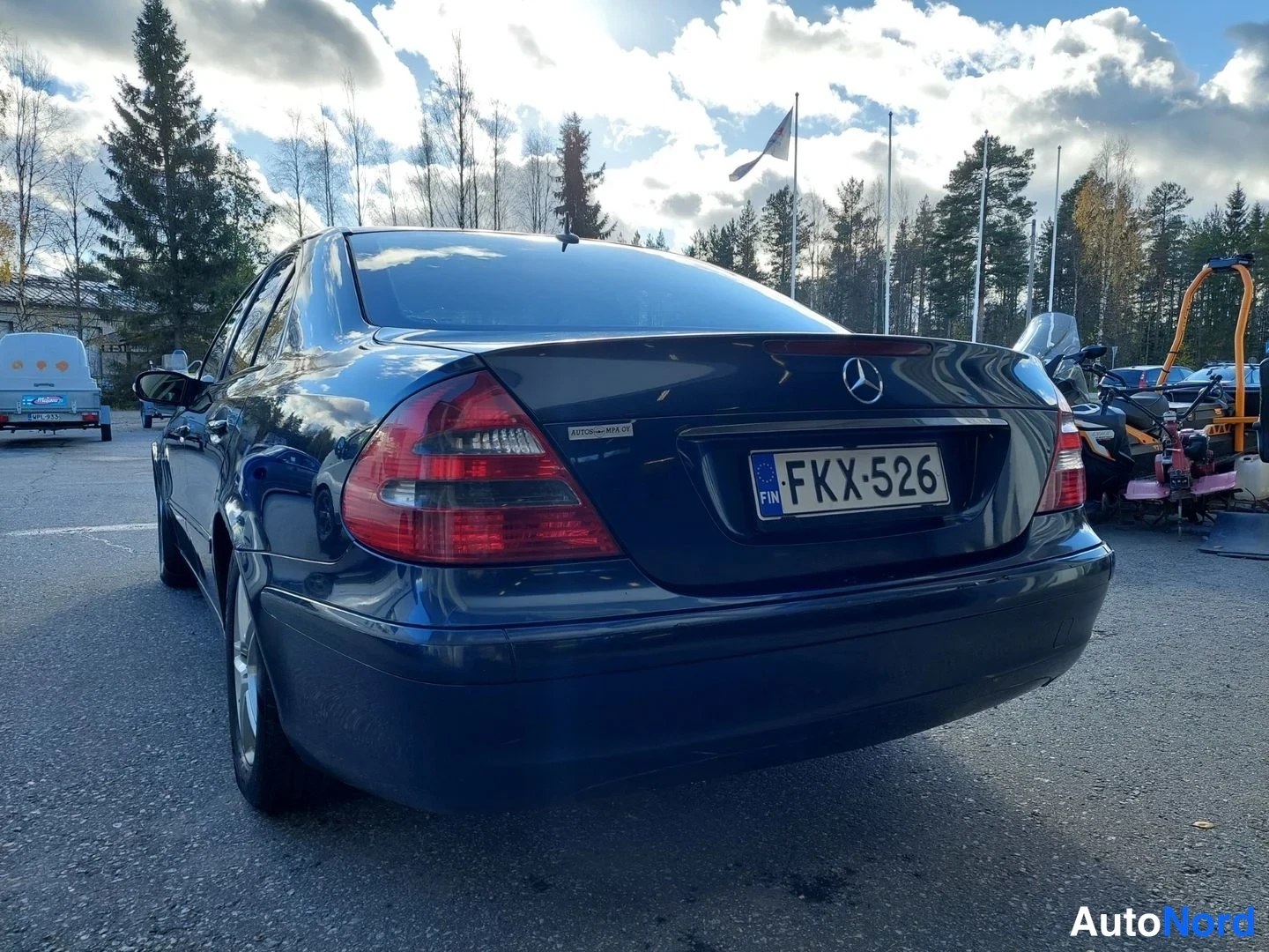 Harmaa Mercedes-Benz E 220 CDI 2002, takaviisto, kuva 7