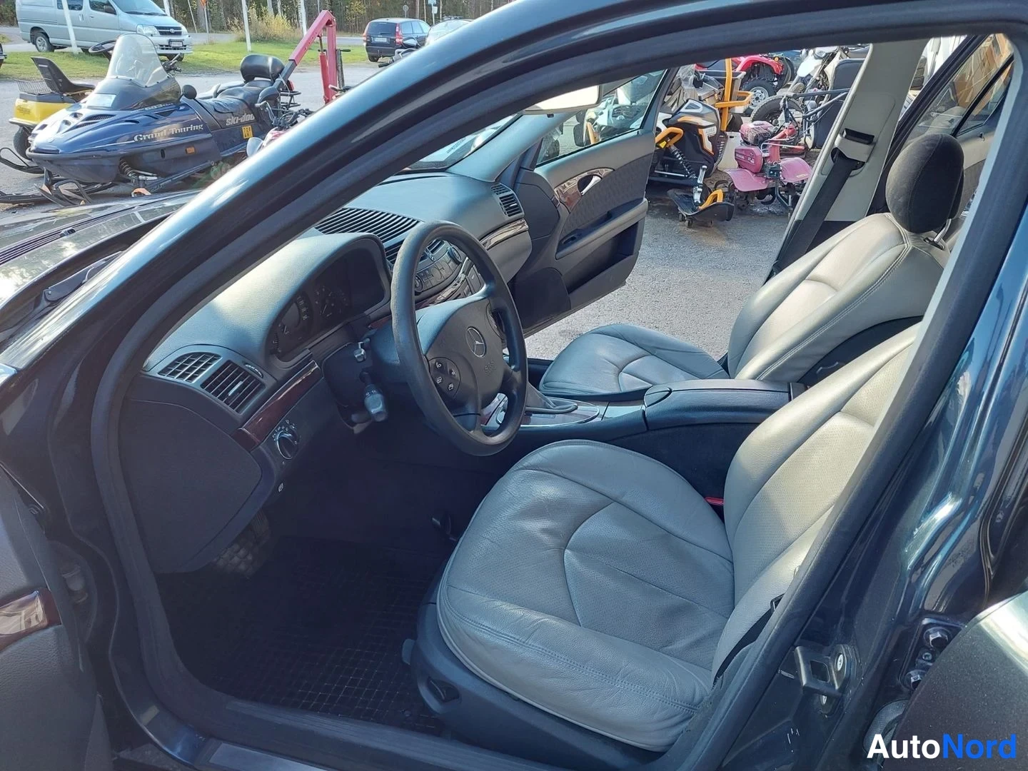 Harmaa Mercedes-Benz E 220 CDI 2002, etuistuimet, kuva 13