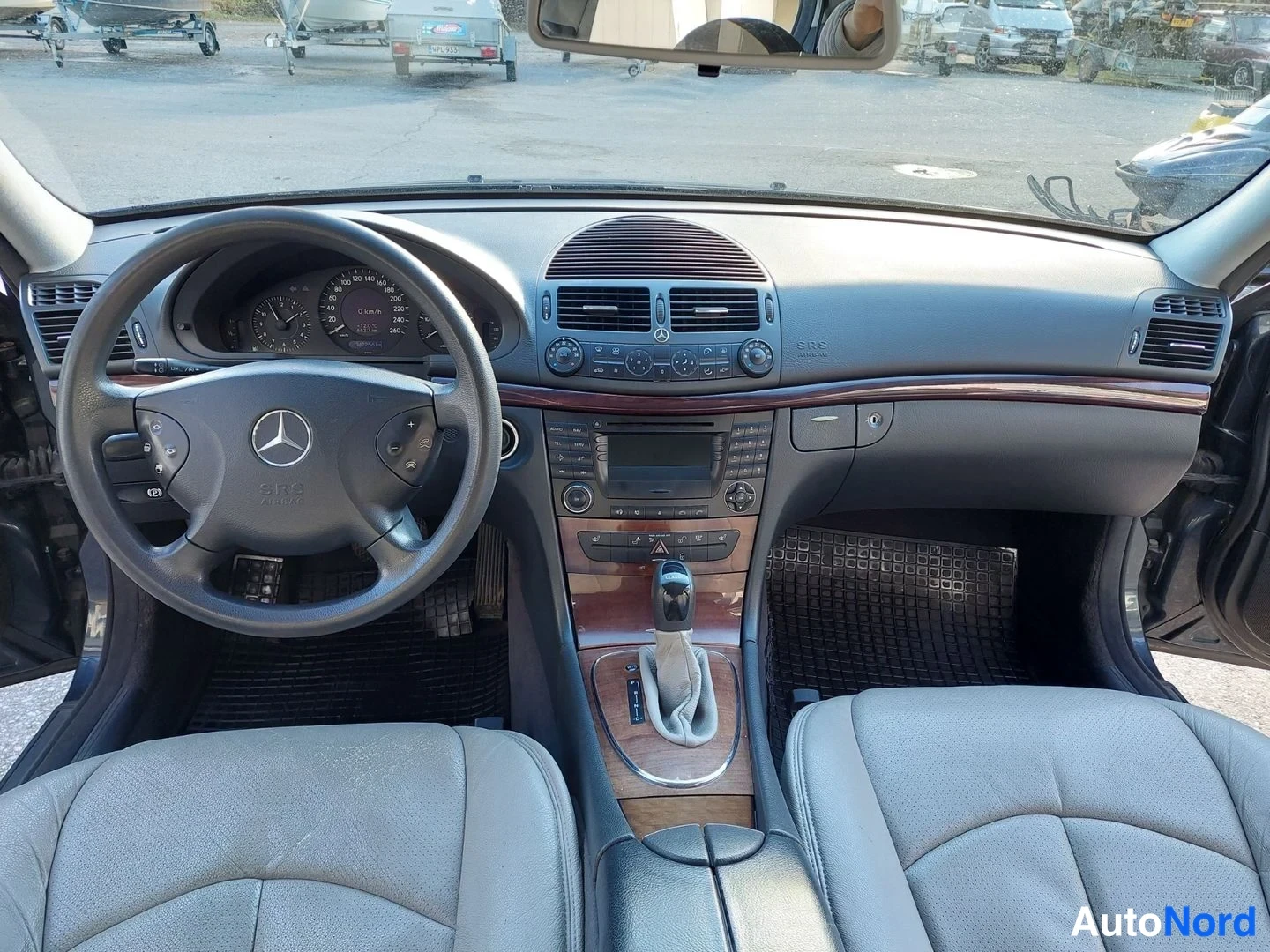 Harmaa Mercedes-Benz E 220 CDI 2002, ohjaamo, kuva 9