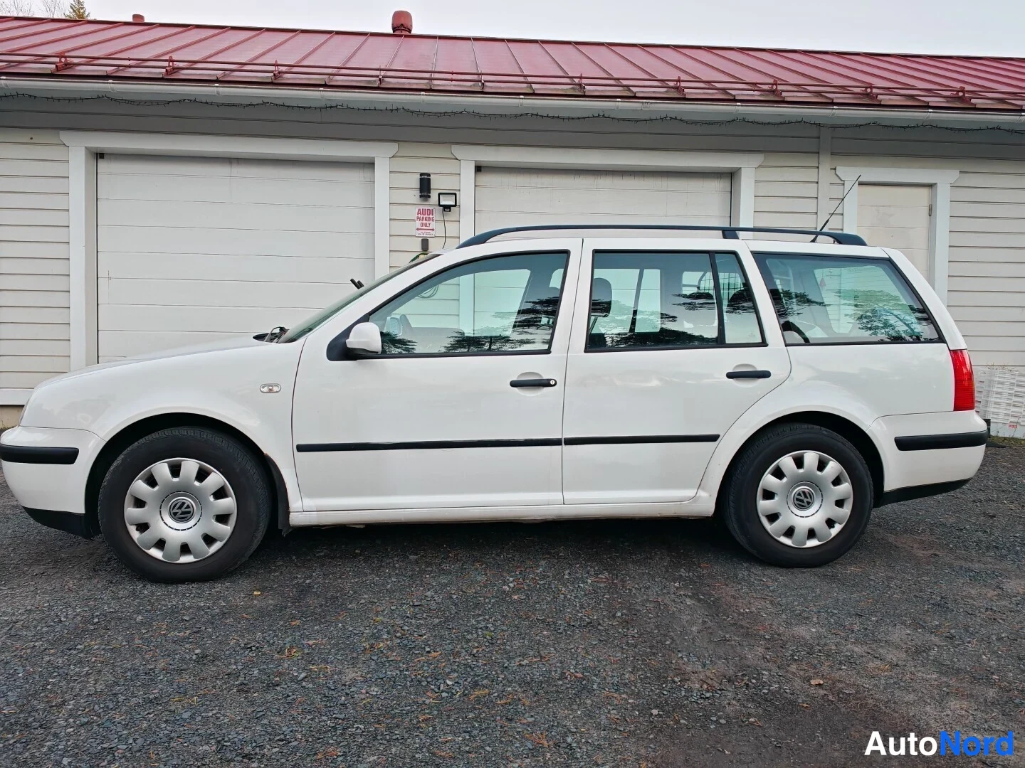 Valkoinen Volkswagen Golf 2003, sivulta, kuva 4