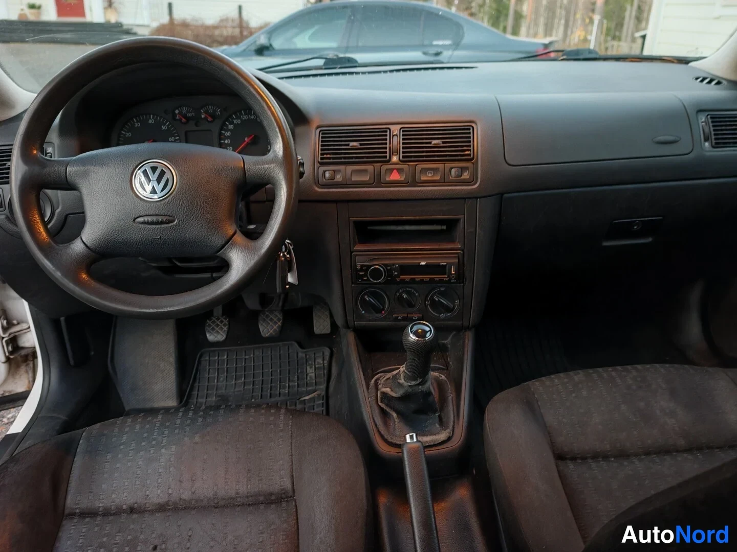 Valkoinen Volkswagen Golf 2003, ohjaamo, kuva 10
