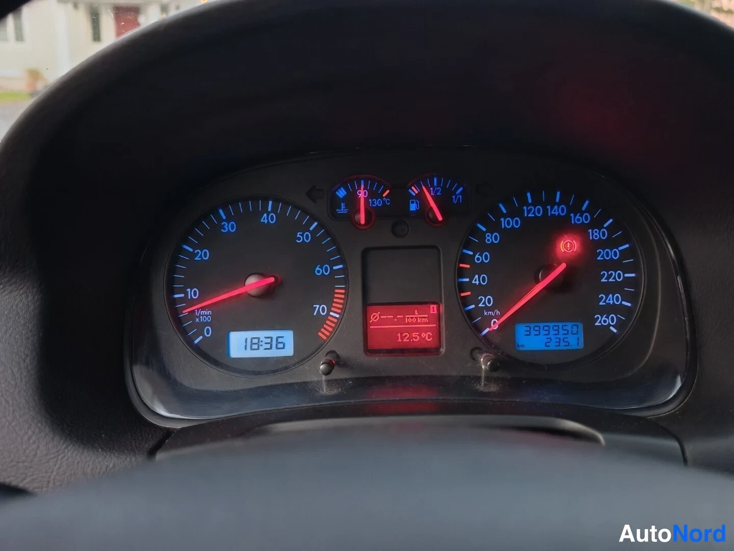 Valkoinen Volkswagen Golf 2003, yksityiskohta, kuva 13